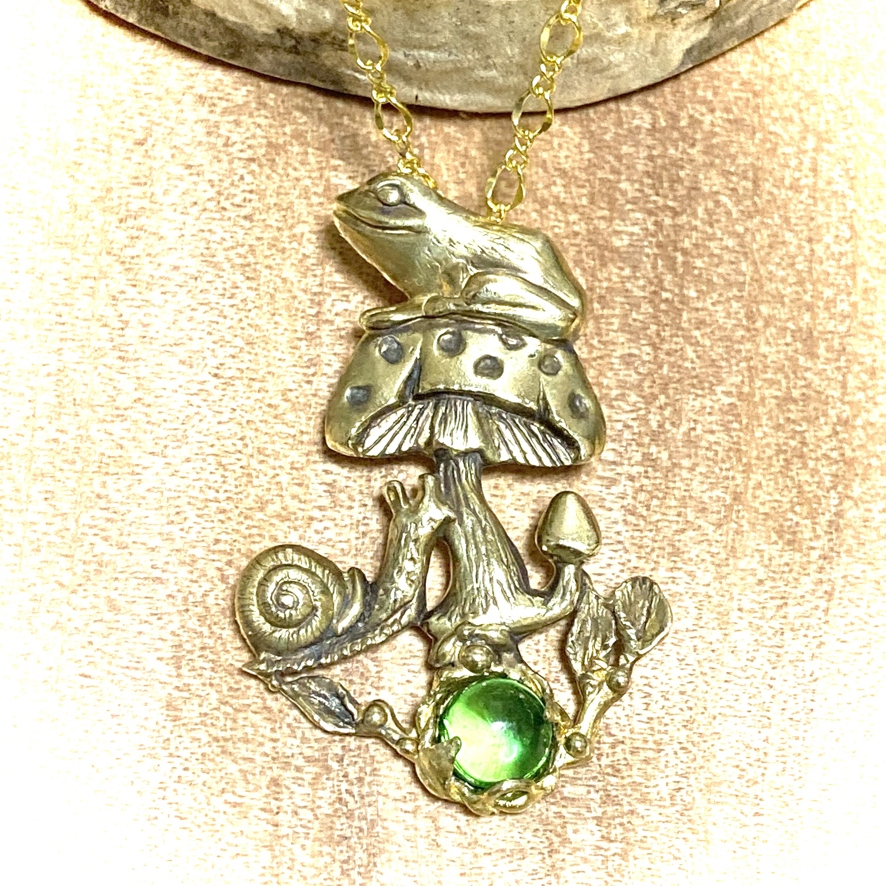 キノコといっしよ/真鍮製/グリーン・アンバー(琥珀)(カエル＋キノコ＋カタツムリ)