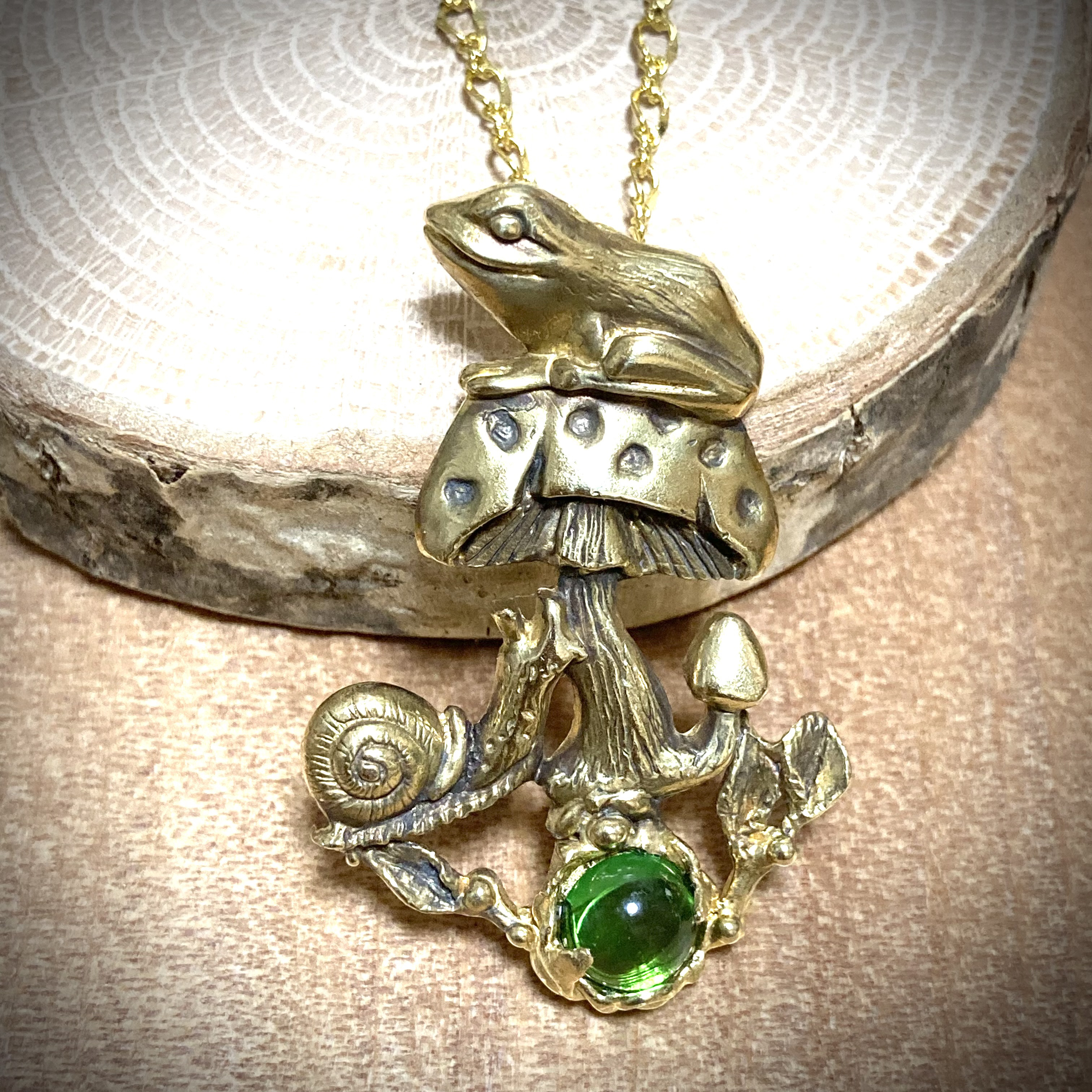 キノコといっしよ/真鍮製/グリーン・アンバー(琥珀)(カエル＋キノコ＋カタツムリ)