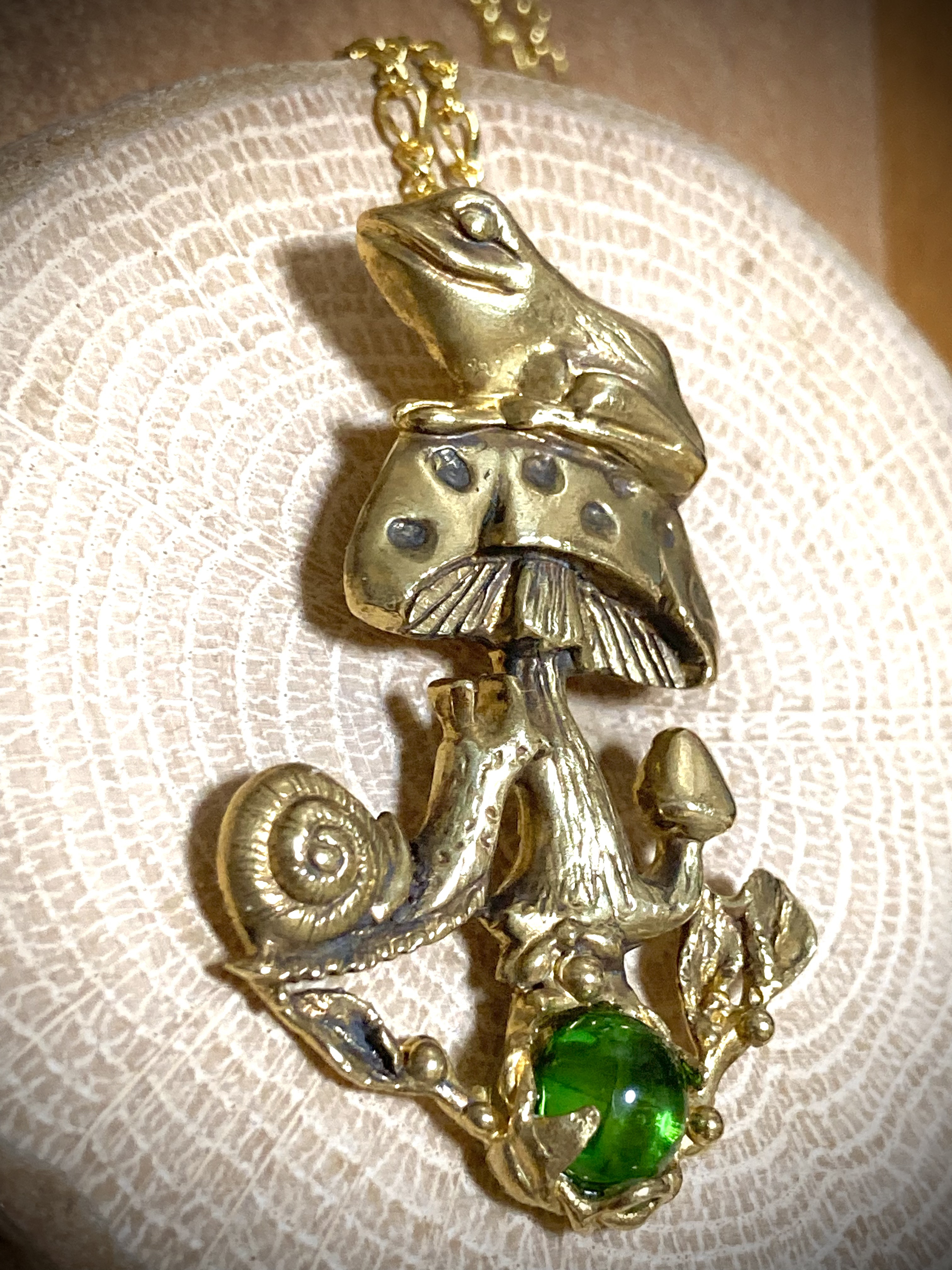 キノコといっしよ/真鍮製/グリーン・アンバー(琥珀)(カエル＋キノコ＋カタツムリ)