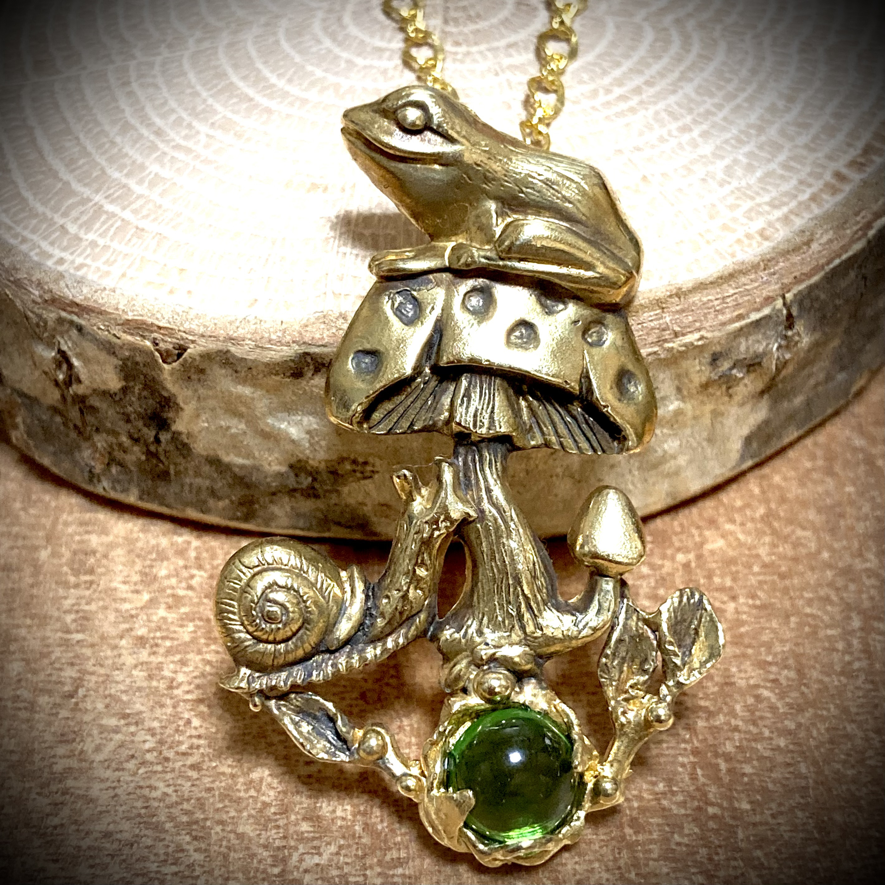 キノコといっしよ/真鍮製/グリーン・アンバー(琥珀)(カエル＋キノコ＋カタツムリ)
