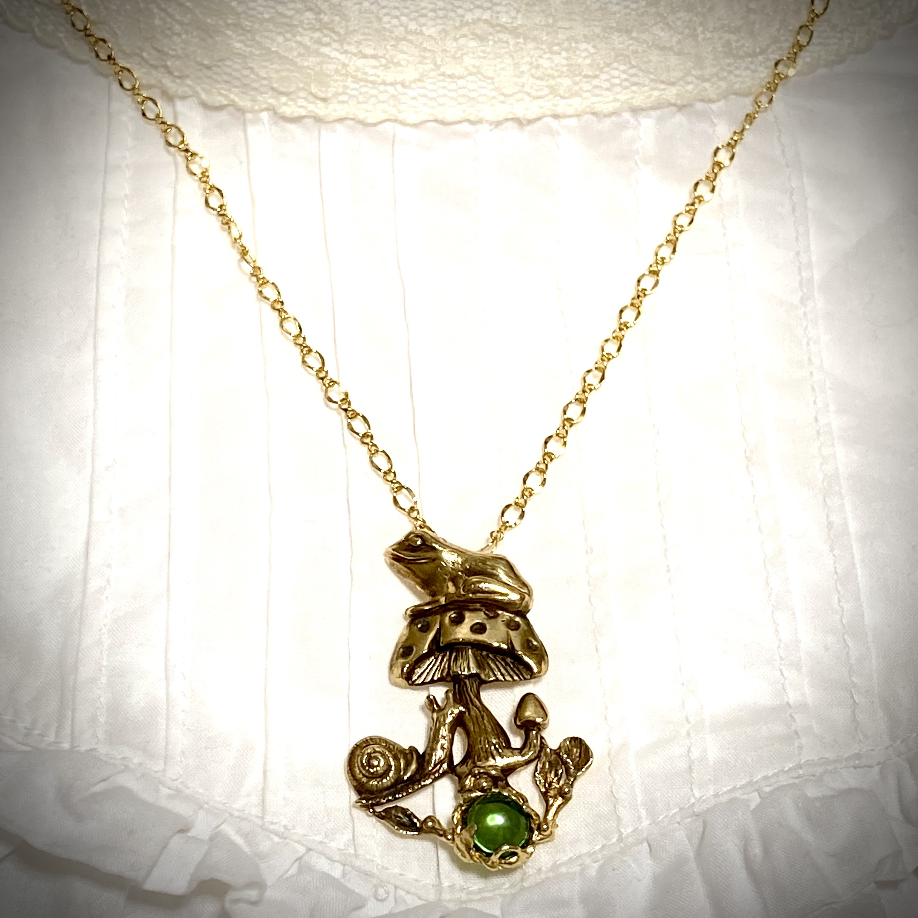 キノコといっしよ/真鍮製/グリーン・アンバー(琥珀)(カエル＋キノコ＋カタツムリ)