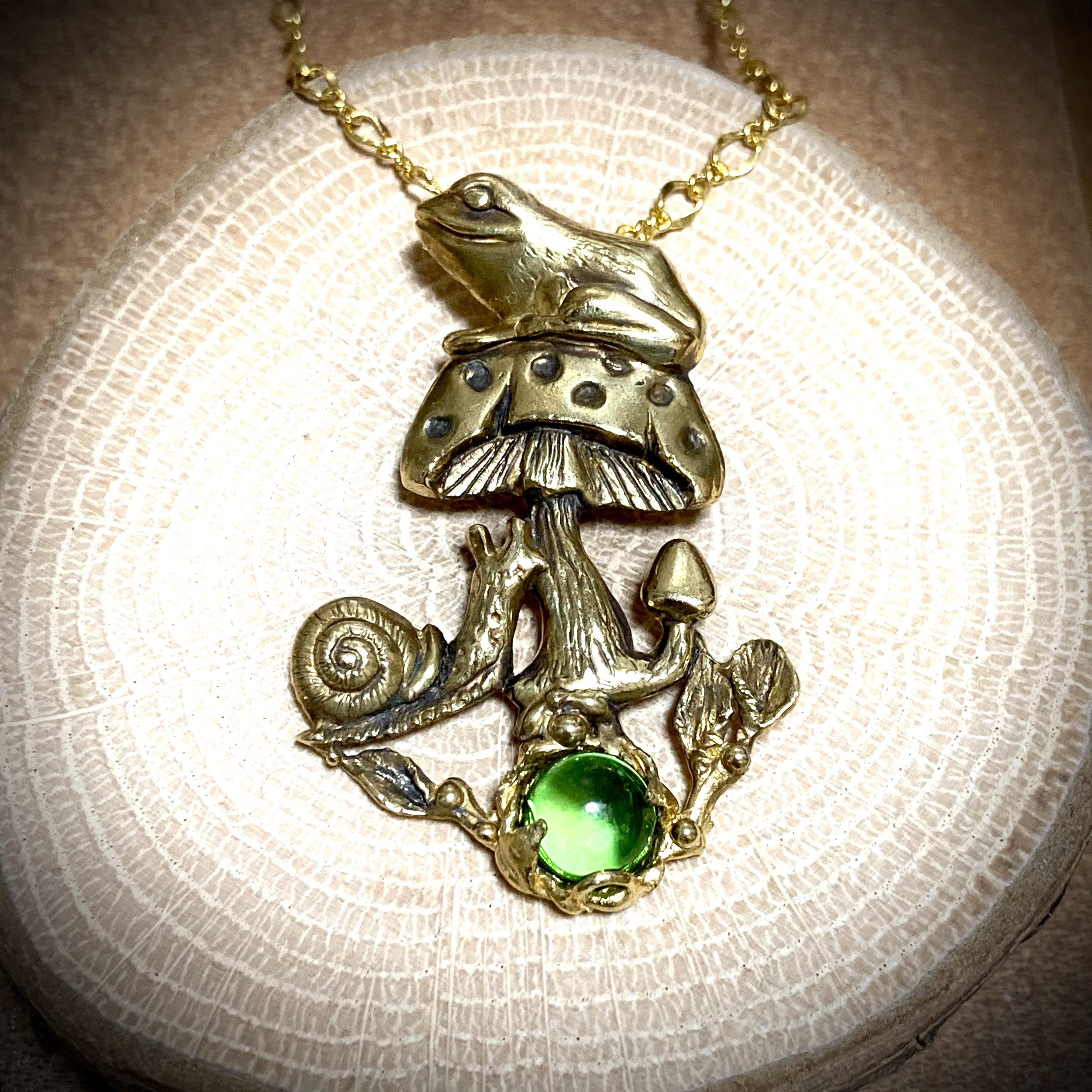 キノコといっしよ/真鍮製/グリーン・アンバー(琥珀)(カエル＋キノコ＋カタツムリ)