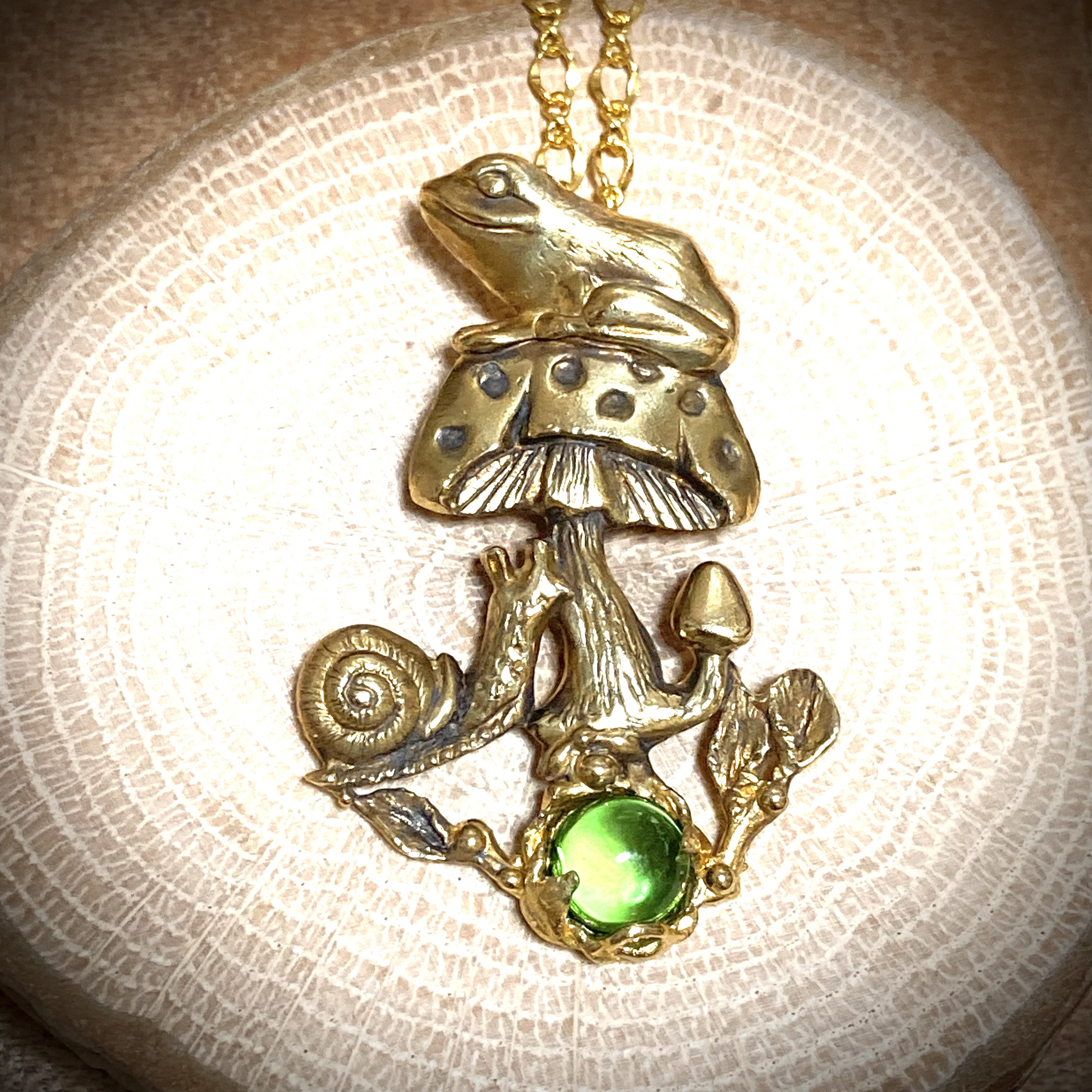 キノコといっしよ/真鍮製/グリーン・アンバー(琥珀)(カエル＋キノコ＋カタツムリ)