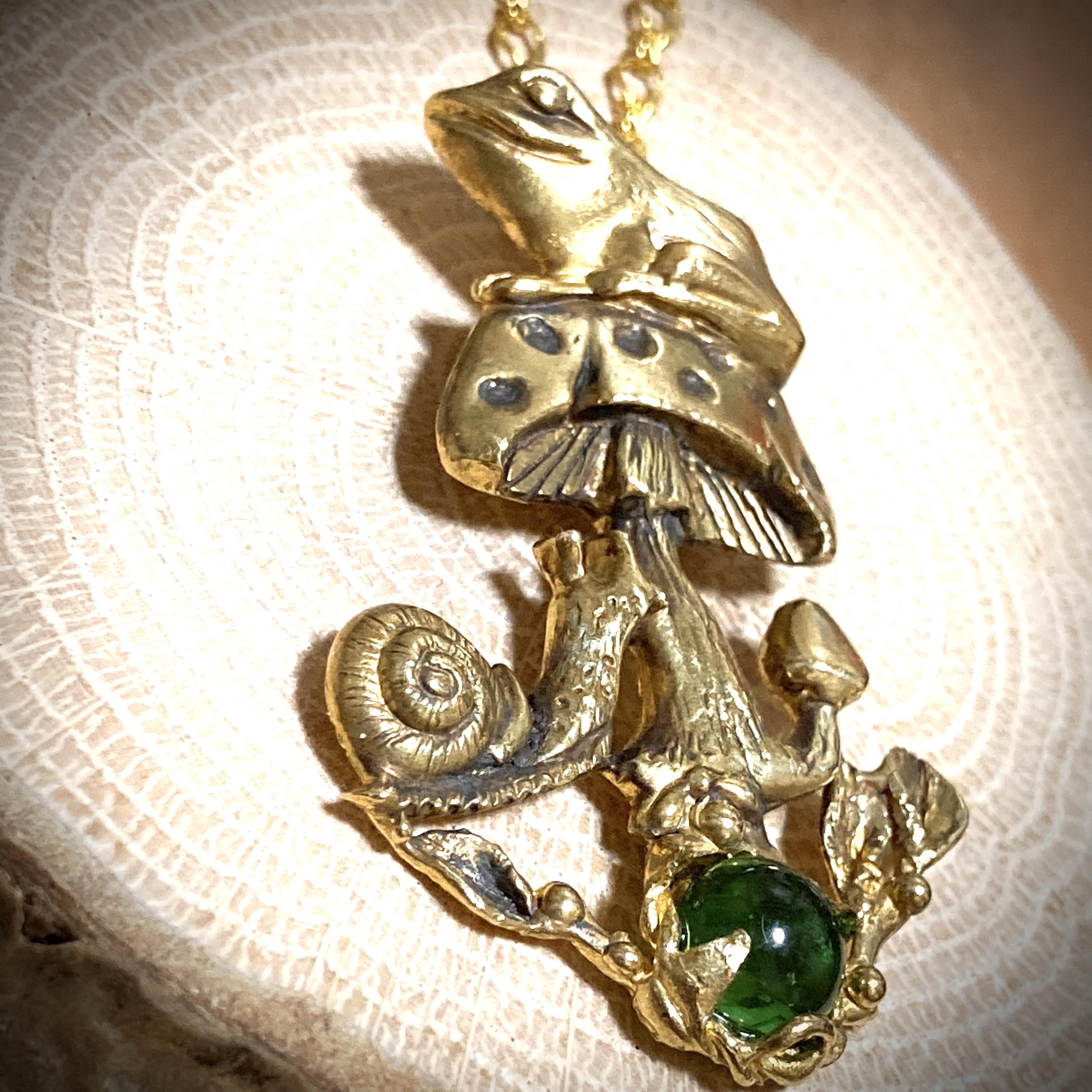 キノコといっしよ/真鍮製/グリーン・アンバー(琥珀)(カエル＋キノコ＋カタツムリ)