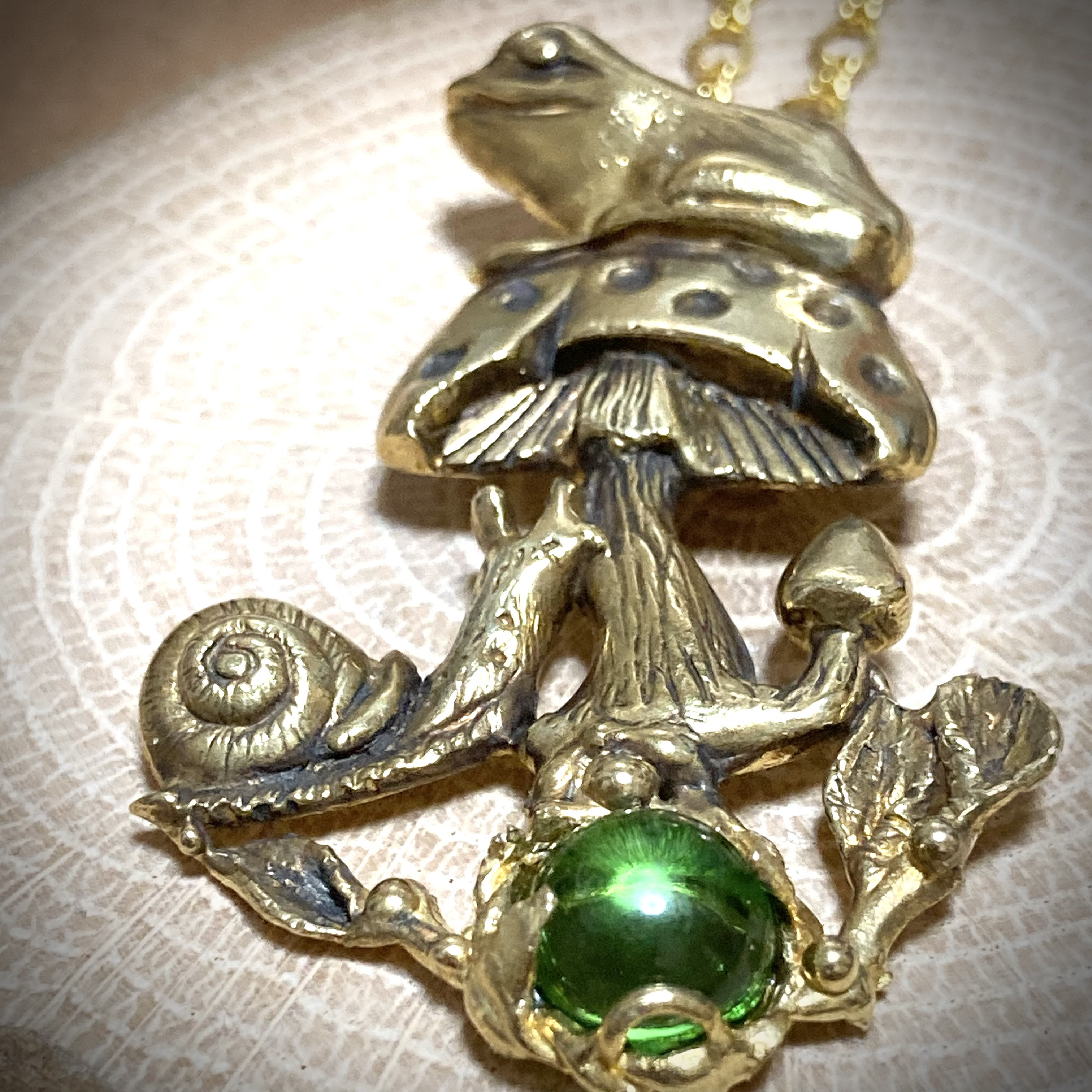 キノコといっしよ/真鍮製/グリーン・アンバー(琥珀)(カエル＋キノコ＋カタツムリ)