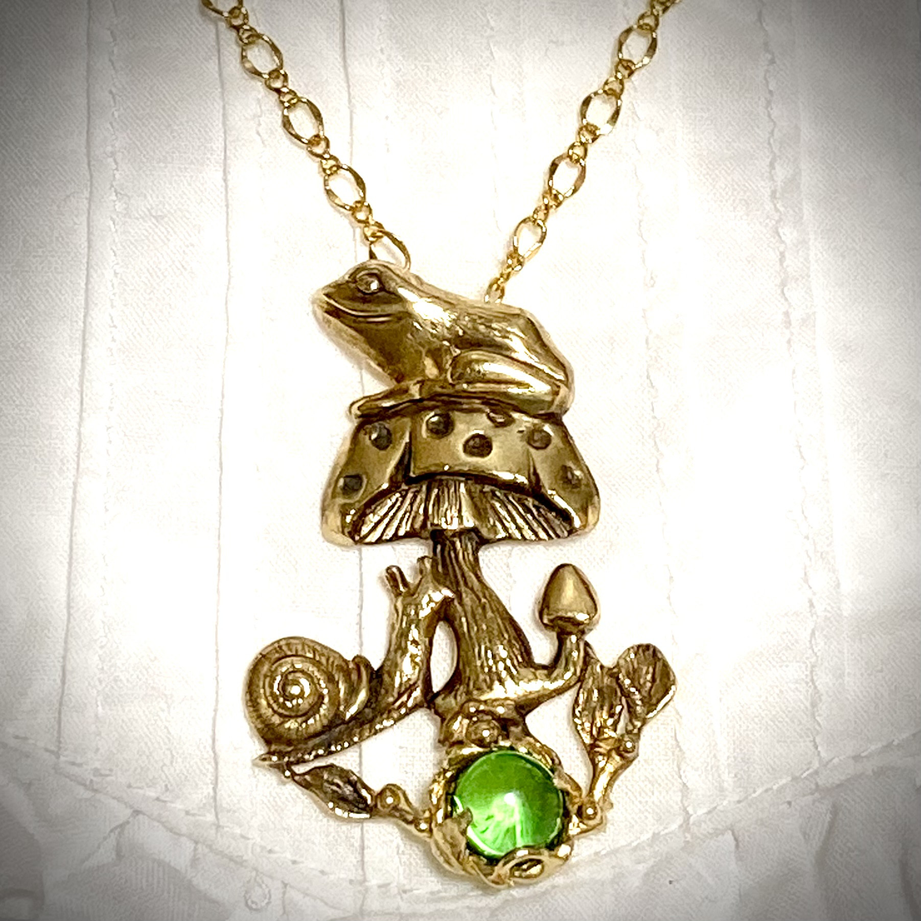 キノコといっしよ/真鍮製/グリーン・アンバー(琥珀)(カエル＋キノコ＋カタツムリ)