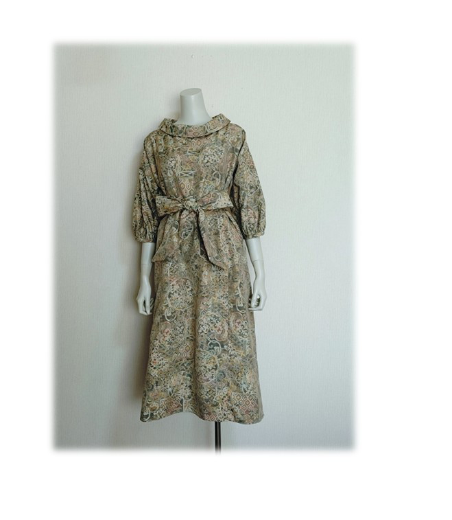 479　レトロなロールカラーワンピース　大島紬　ベージュ系　花柄　サッシュベルト付き　正絹