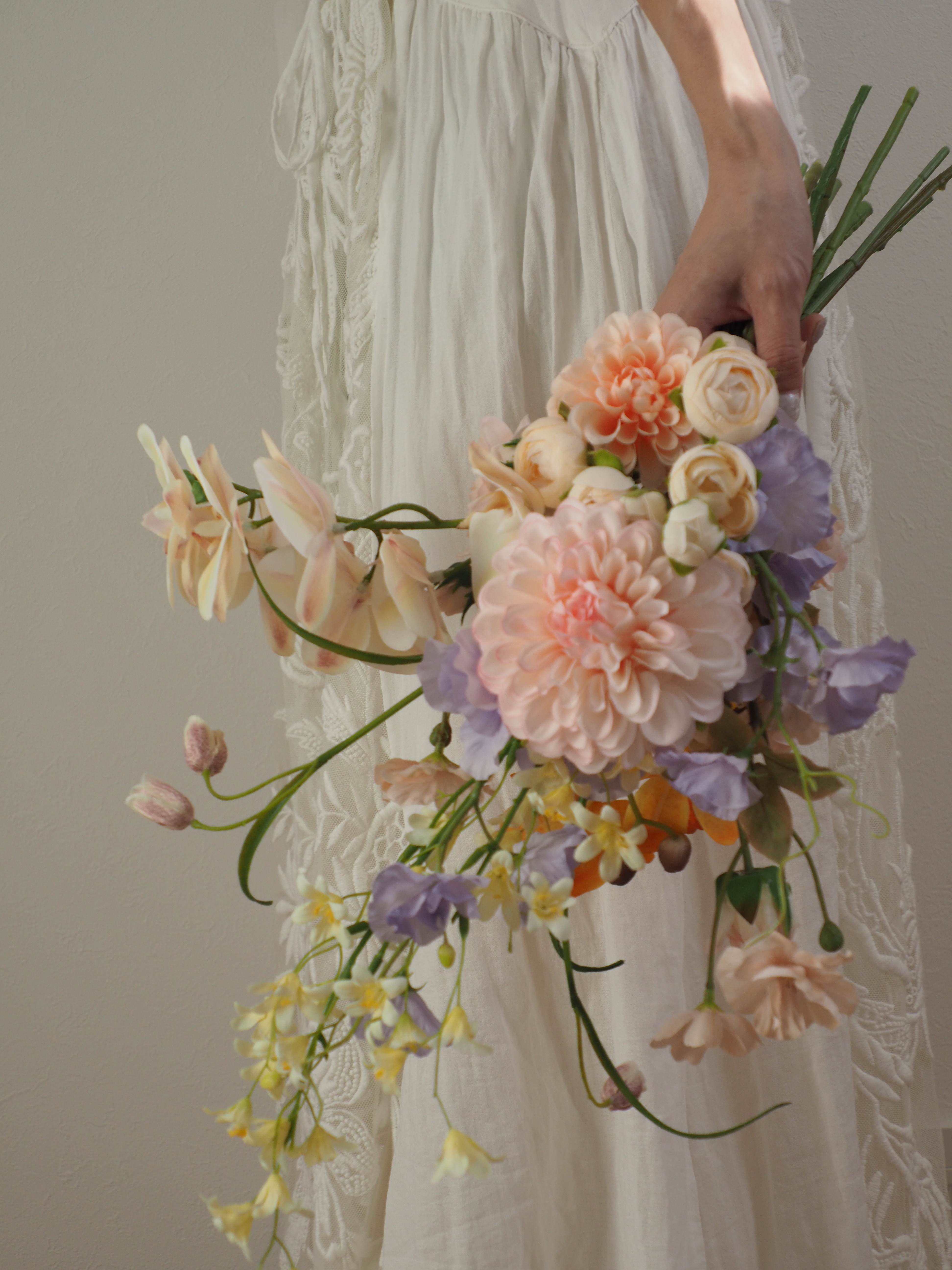 小花のふわふわブーケ(ブートニア付き)　カラフル　ウエディングブーケ　アーティフィシャルフラワー　造花　クラッチブーケ