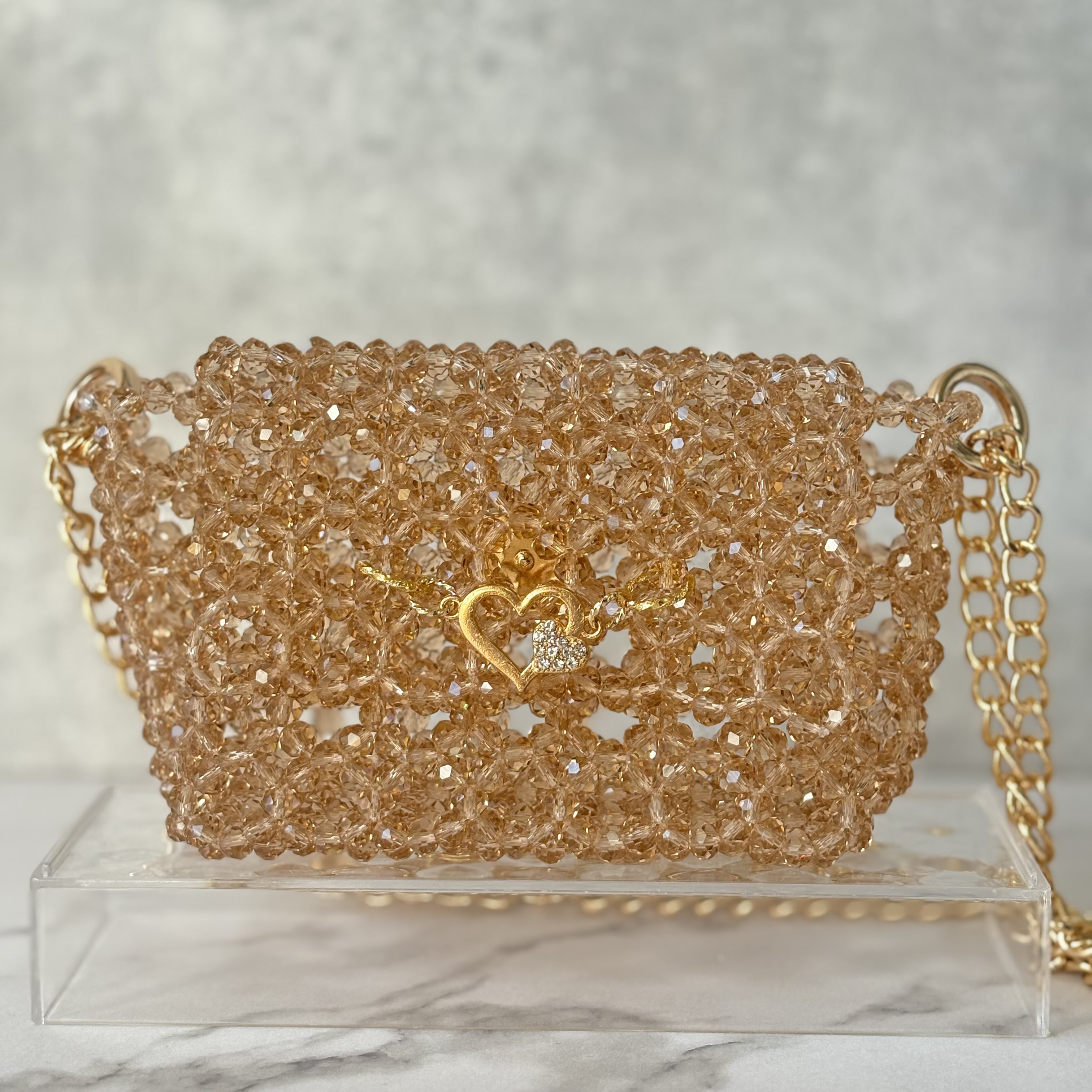 【シャンパンブラウン｜手編みビーズミニバッグ】 何も入らないのに、なぜか欲しくなる ときめきを身にまとう 特別なバッグ