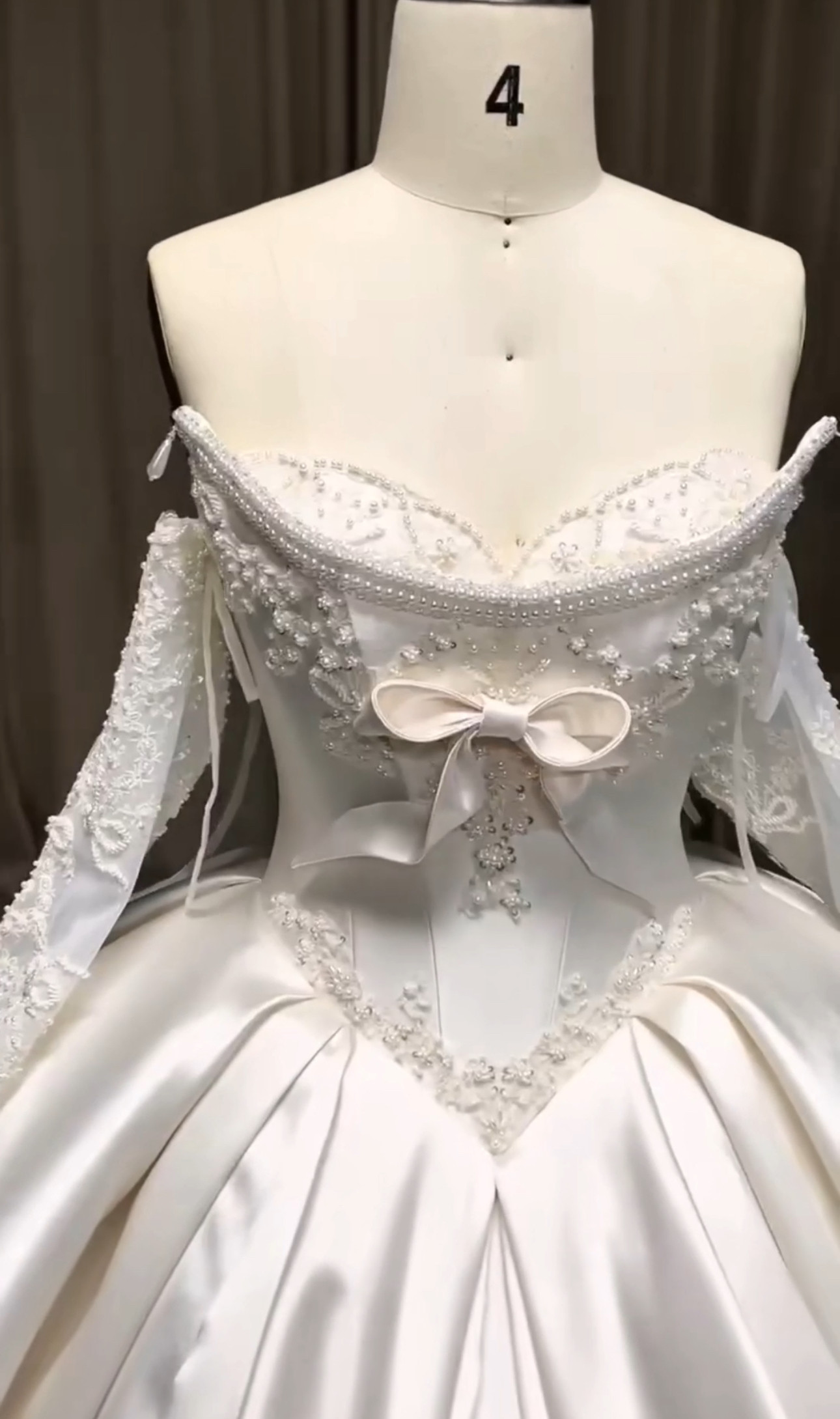 高級感　取り外し可能お袖　フランス風　サテン　美しいシルエット　パール　2025春婚　シンプル結婚式ウェディング前撮り