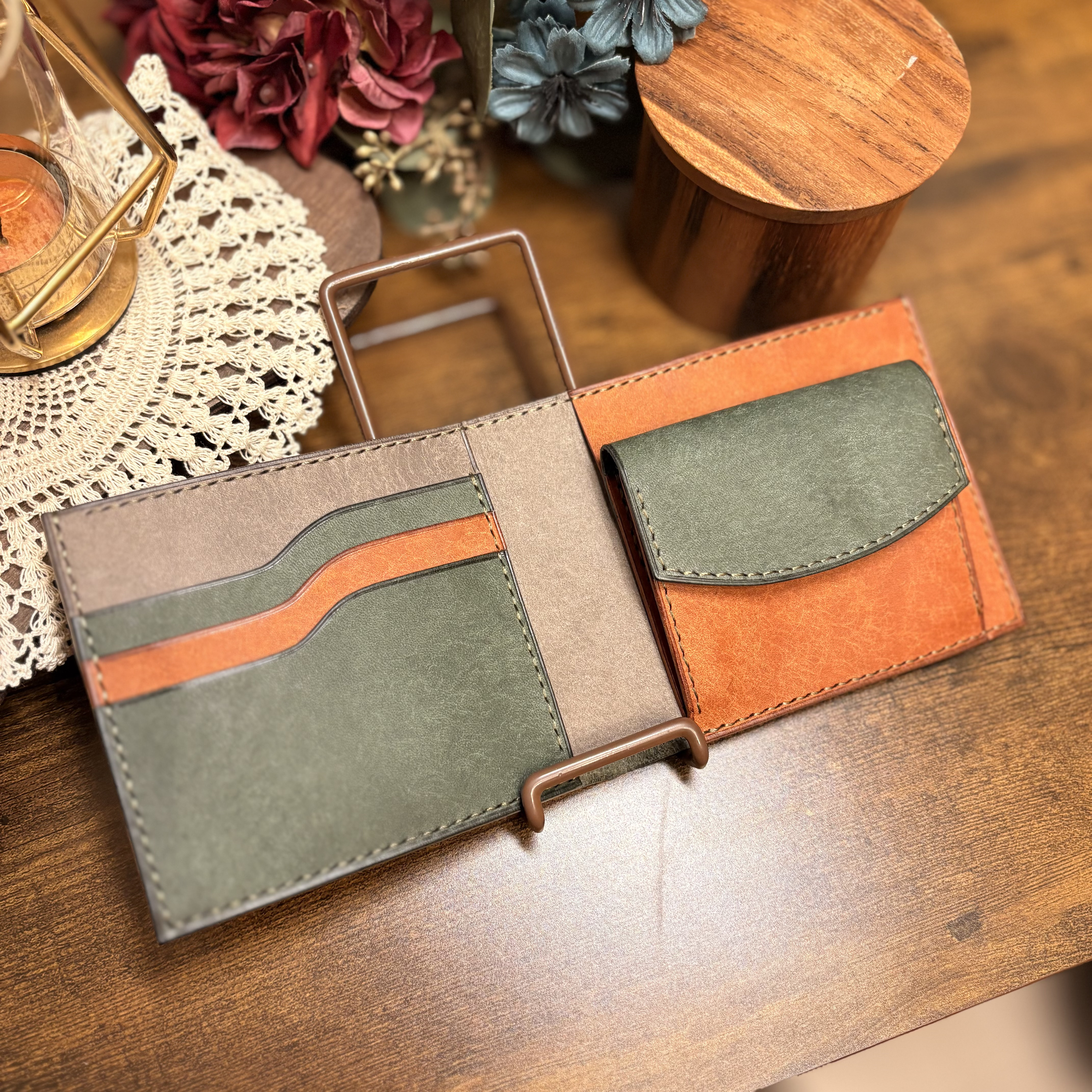 グリーンとブラウンの二つ折り財布