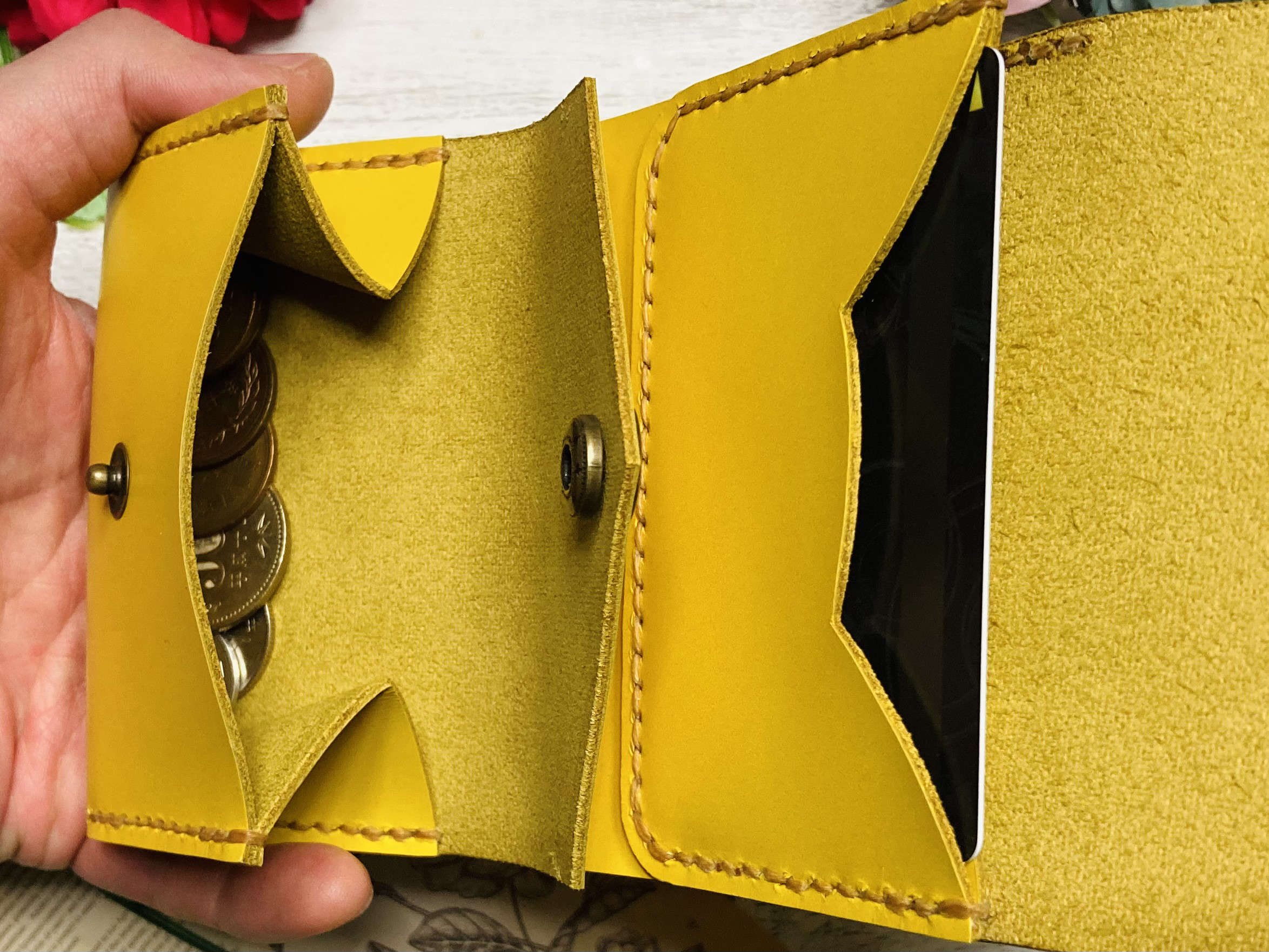 ❤【新色♪】【可愛さ×高級感♪】お洒落可愛い猫モチーフの総本革コンパクトミニ財布♪黄色 イエロー 運気 手の平に収まる♪