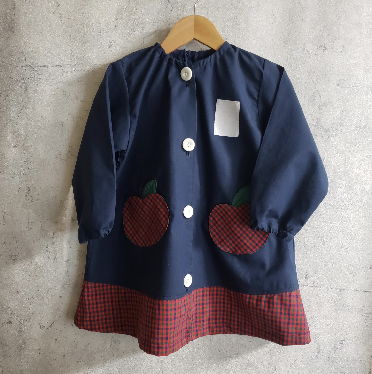 【80～160】りんごポケット レッド チェック ネイビー 前ボタン 長袖スモック 切替 首周りゴム入り 4,242円