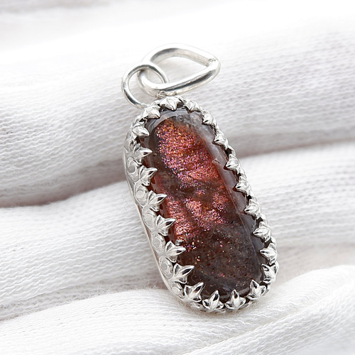 タンザニア産パープルヘイズサンストーンの飾り枠ペンダント ～幻惑の