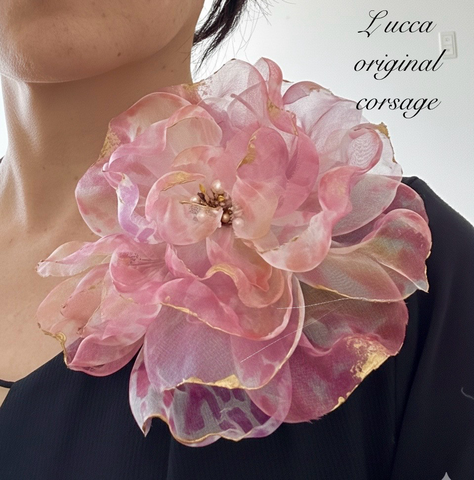 金色のアクセント　シルク100%フランス式オートクチュールコサージュ