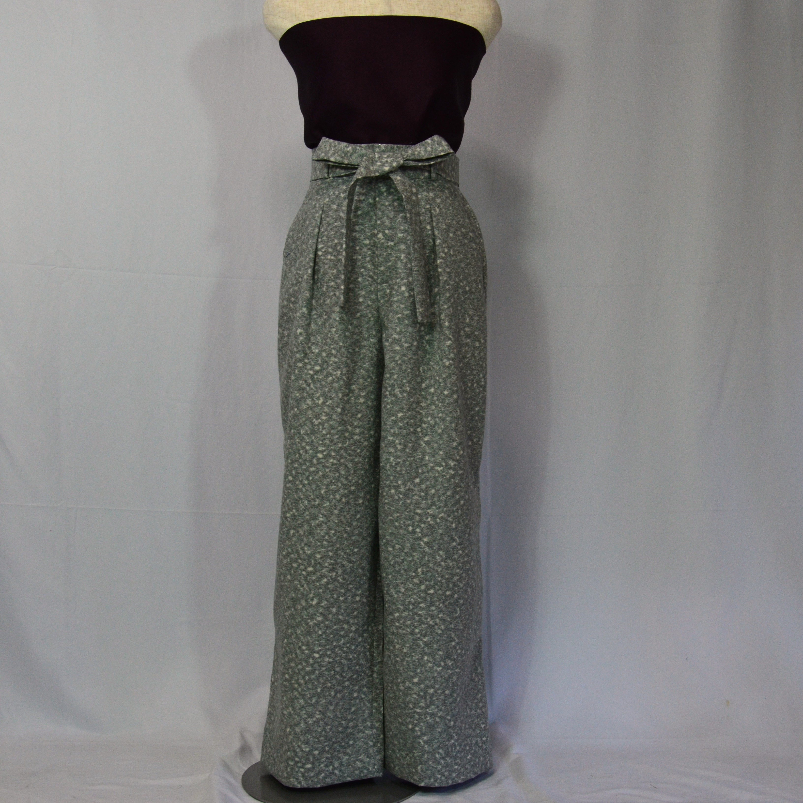 薄鈍色に幾万の梅の花が咲き誇る染め紬のワイドパンツ