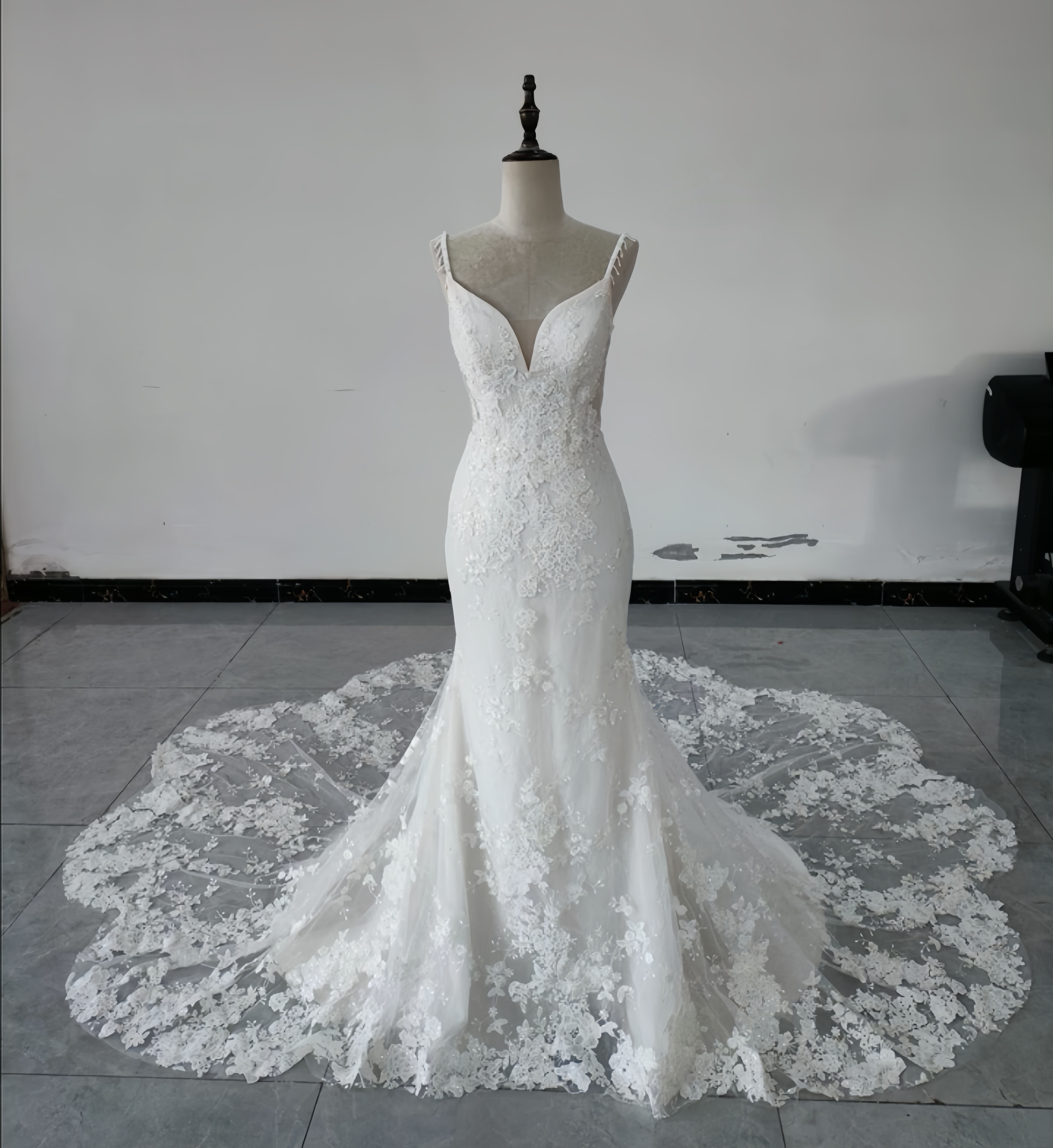 上質なマーメイドドレス　キャミソール立体感花飾り　ホワイト華やかな引裾　エレガントなシルエット　ウェディングドレス前撮り