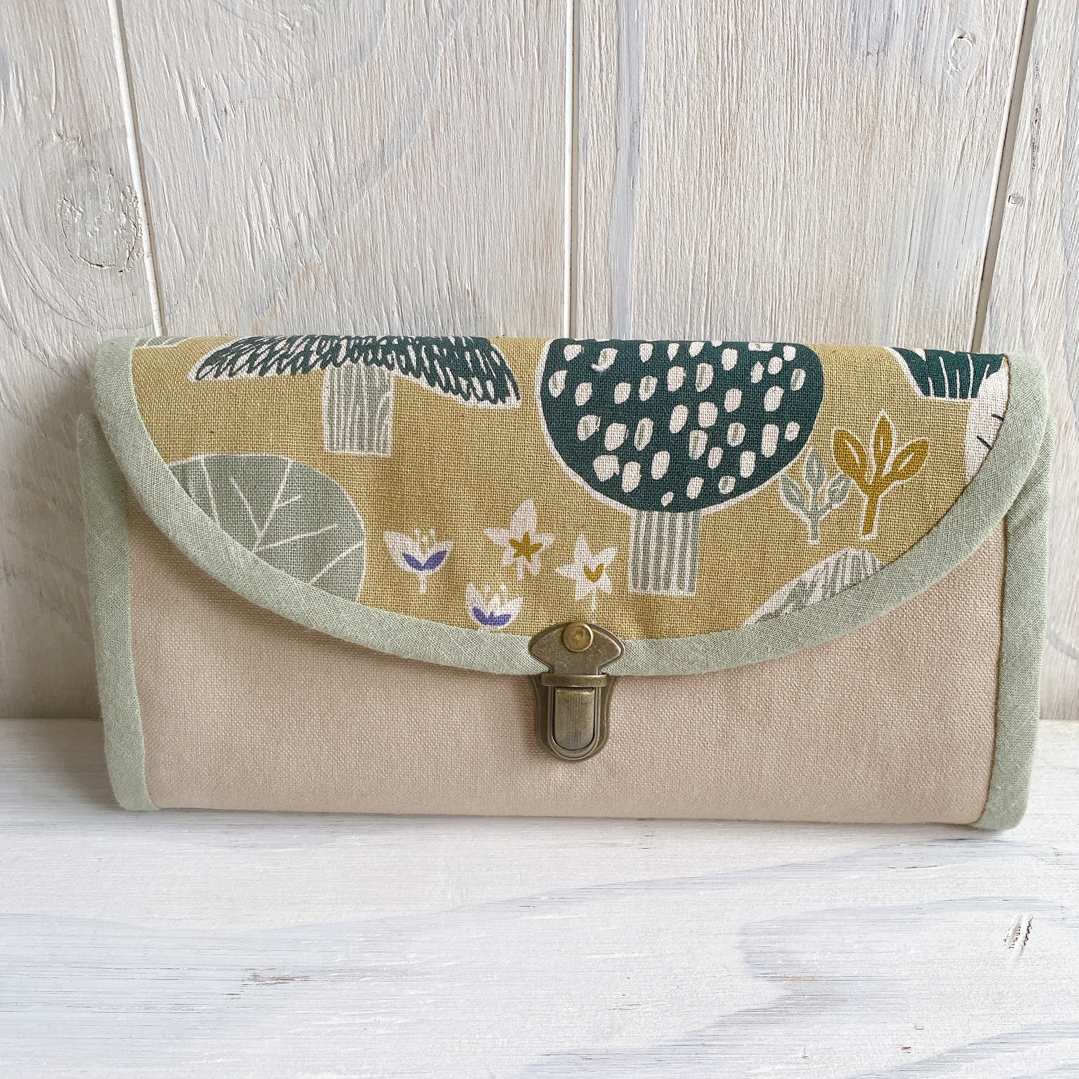 カードがすっきり収納な長財布（森・ベージュ）