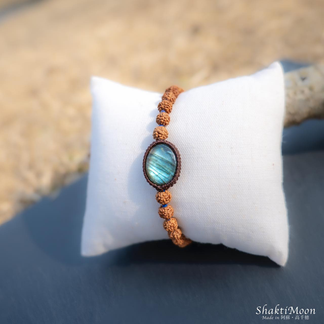 キラキラ インスピレーション（第六感）を高めたいあなたへ！ブルーラブラドライト×ルドラクシャの祈り結びブレスレット111