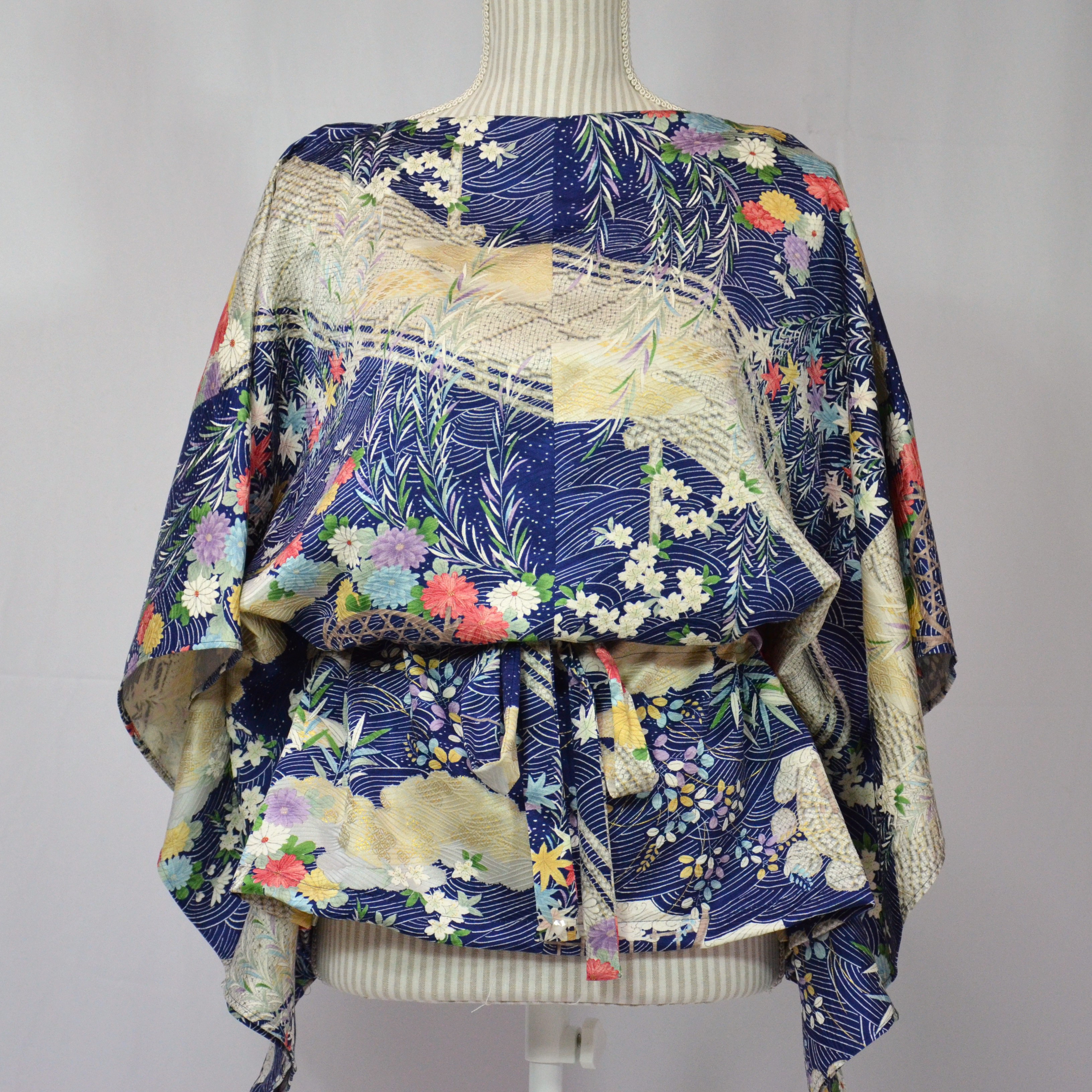 荒波の紋意匠綸子に橋と柳。蛇篭と水車を探したくなる京友禅小紋のブラウス