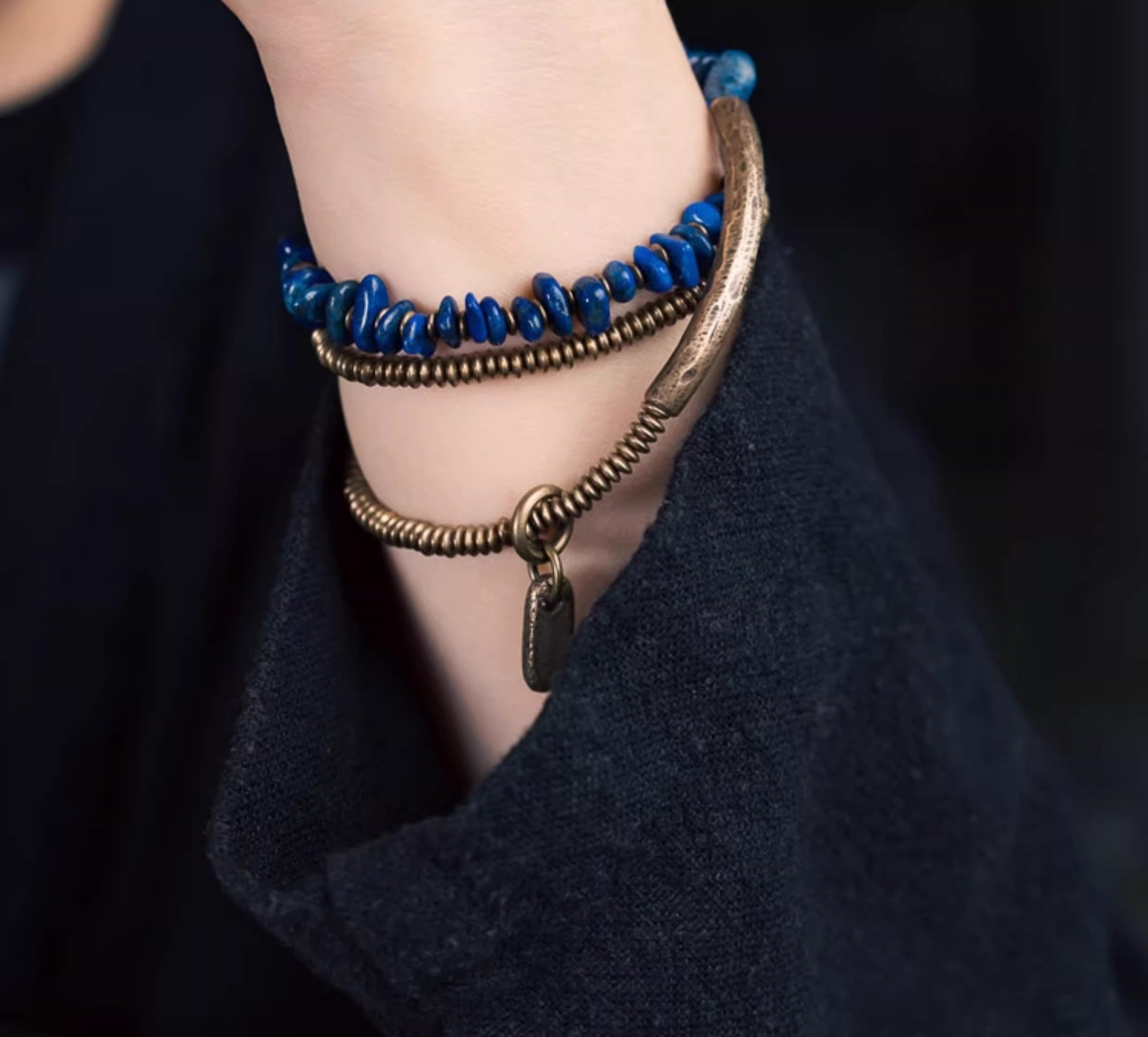 天然ラピスラズリ 3連ブレスレット 不揃いチップ｜真鍮ヴィンテージ｜ハンドメイド ユニセックス シンプル 個性派｜ 一点