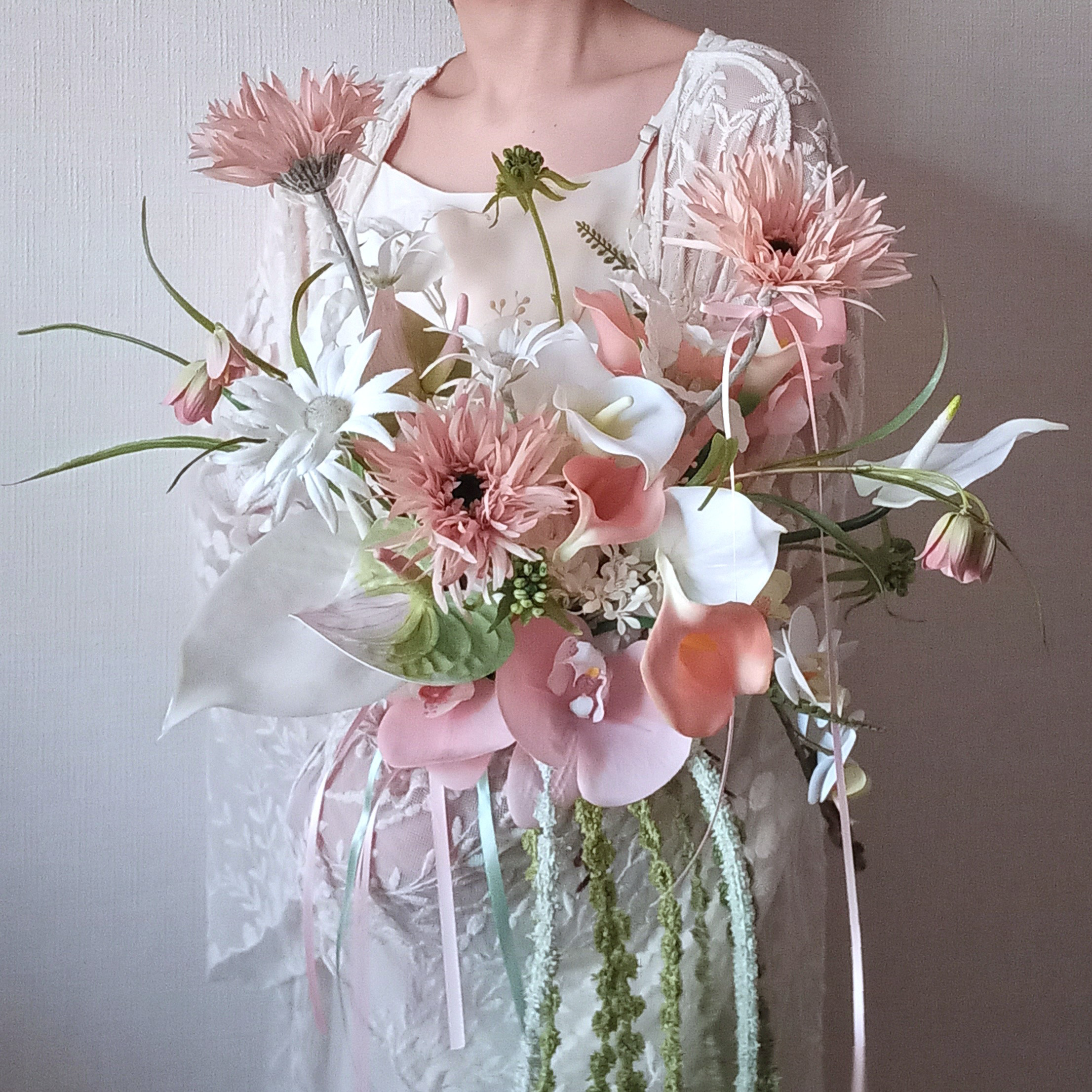 ピンクのガーベラとカラー　アンスリウム　アマランサス　ウェディングブーケ　アーティフィシャルフラワー　バレエコア