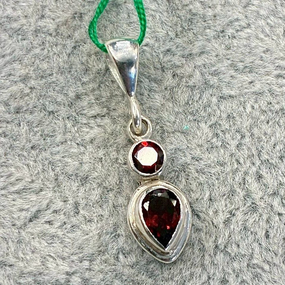 シルバー925 ペンダントトップ 天然石 ガーネット ドロップ ラウンドカット レッド 1月 誕生石 ザクロ石 赤