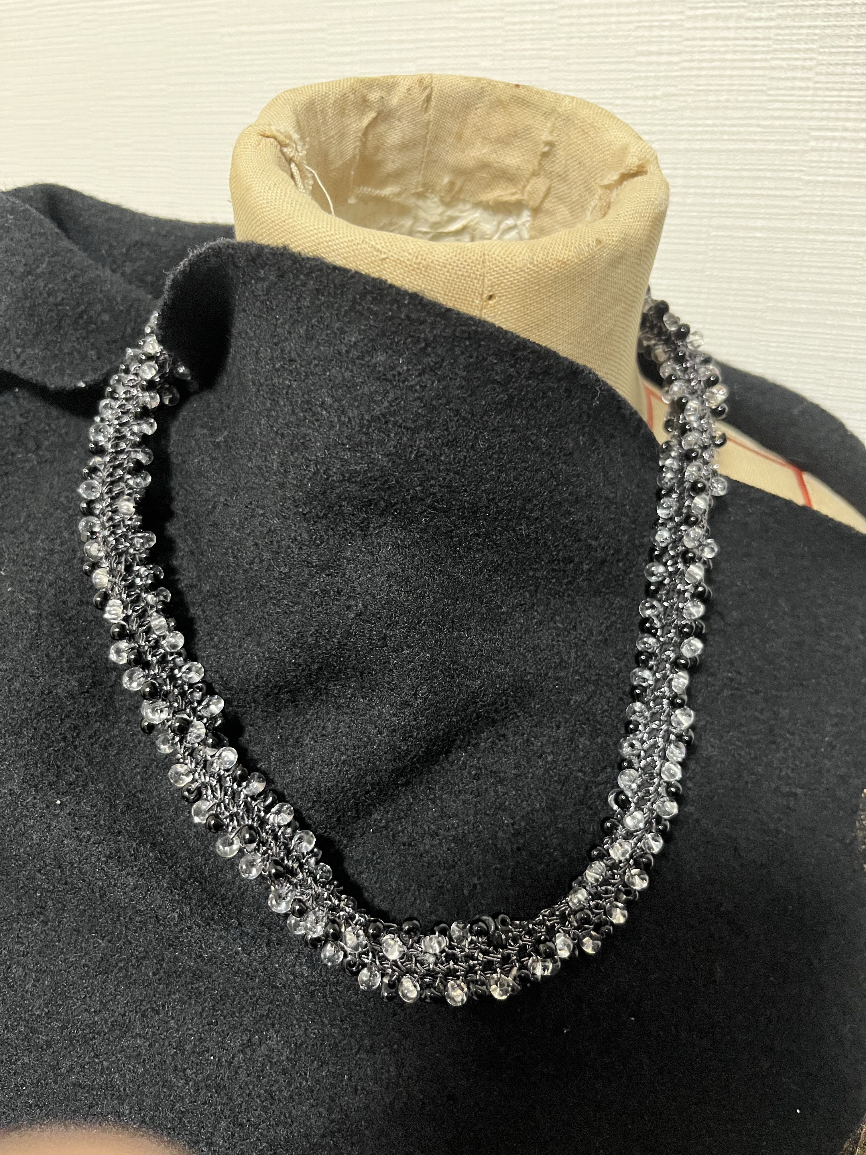 【一点もの】若月キミコ・ビーズクロッシェネックレス｜名古屋タカシマヤ取扱の逸品｜漆黒とクリアの共演