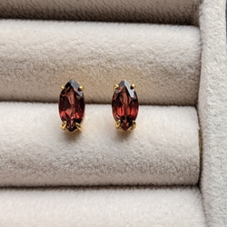 宝石質ガーネット マーキスカット8×4ミリ 一粒ピアス ピアス（スタッド