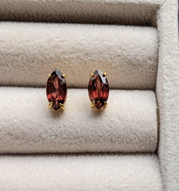 宝石質ガーネット マーキスカット8×4ミリ 一粒ピアス ピアス（スタッド