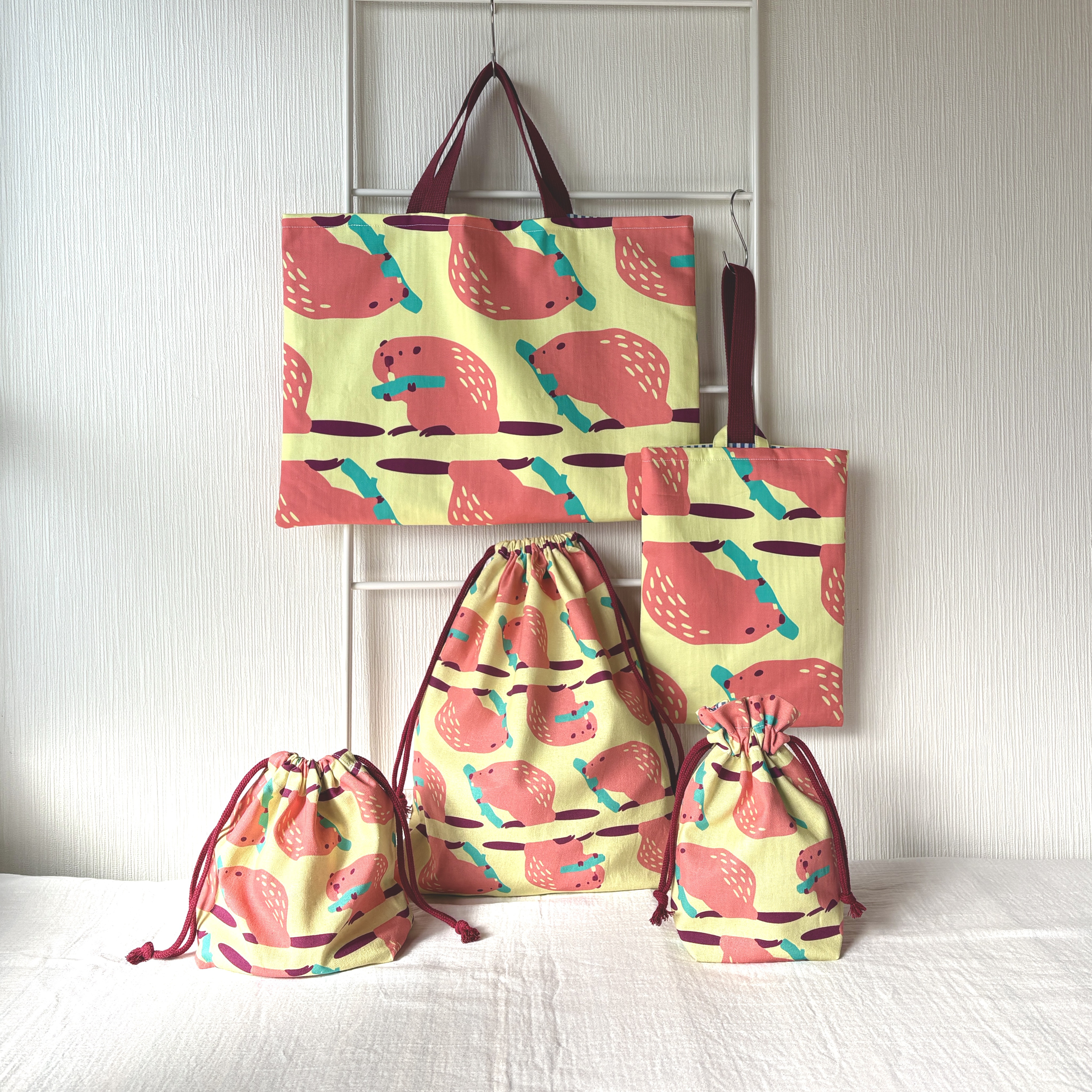 《レトロポップなビーバー柄・ピンク》　入園5点セット　オリジナル生地　入園グッズ