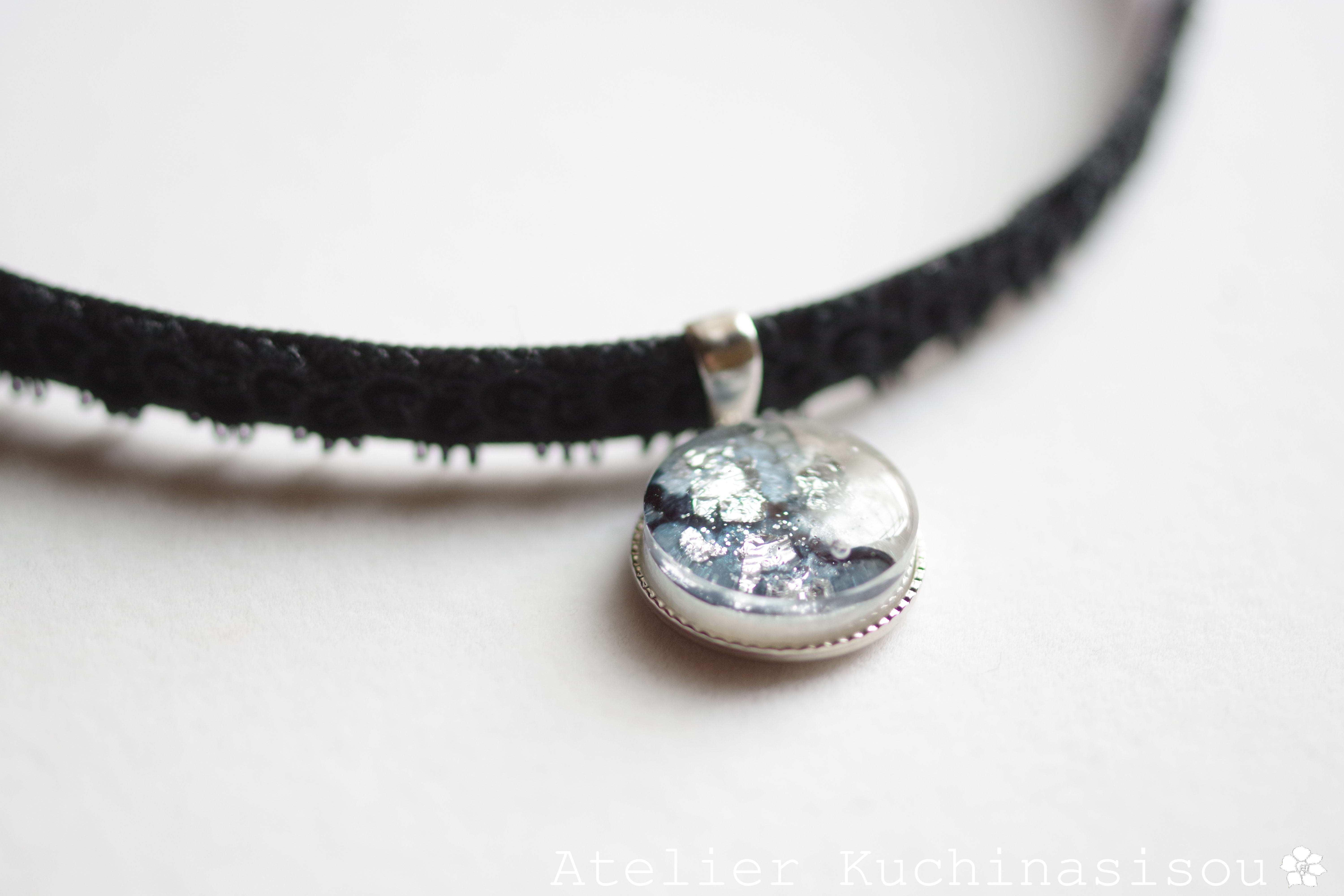 【受注製作】レジンアート　ラウンドモチーフとタティングレースとベルベットリボンのチョーカー〈無菌室の封印〉