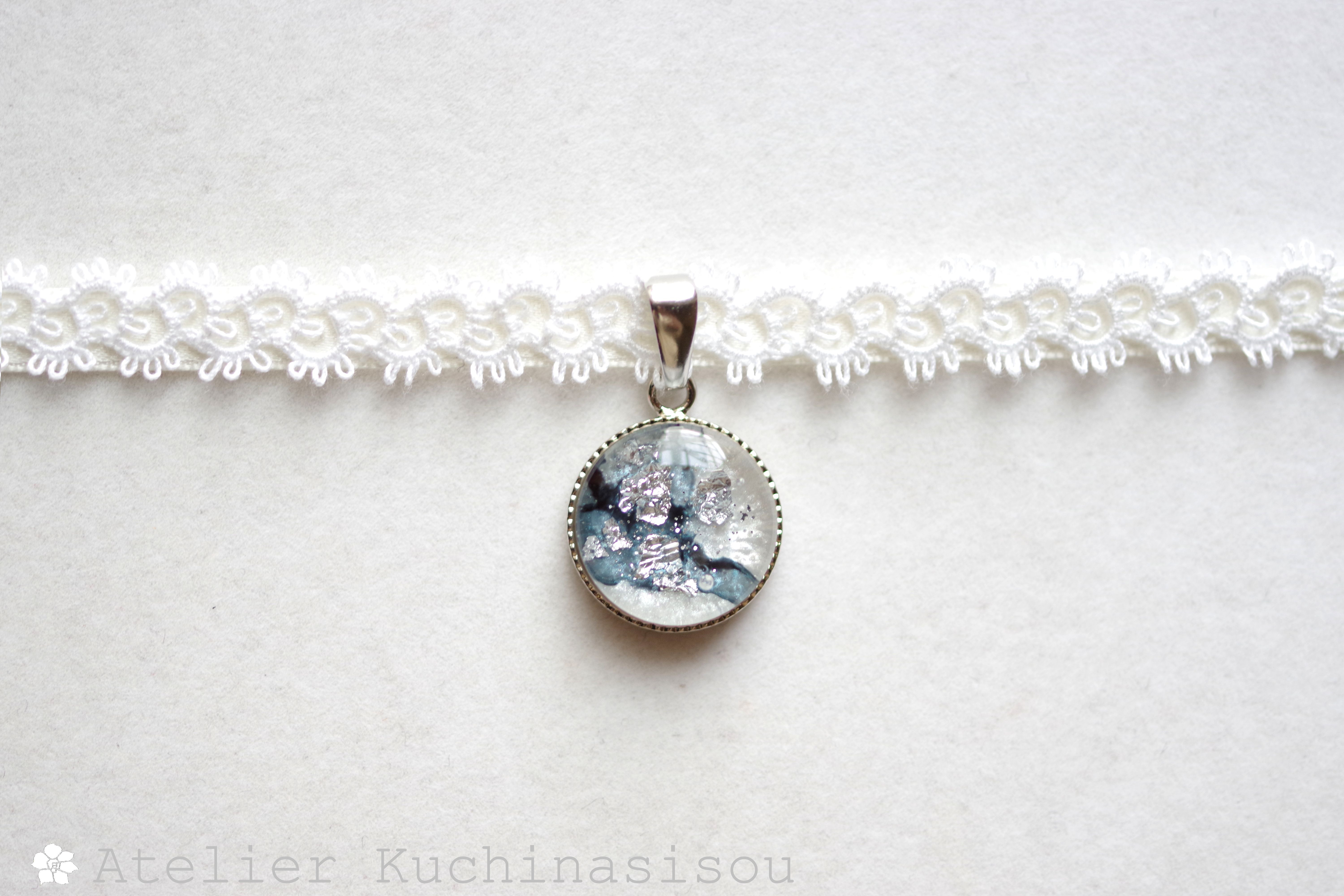 【受注製作】レジンアート　ラウンドモチーフとタティングレースとサテンリボンのチョーカー〈無菌室の封印〉