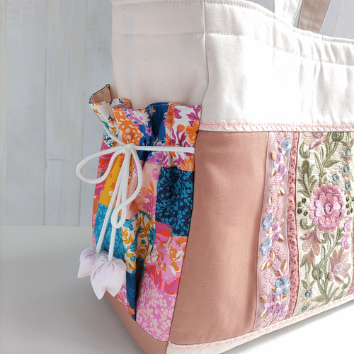 ☆春夏のトートバッグ(L)☆生成＆グリーン系パッチワークと刺繍リボン