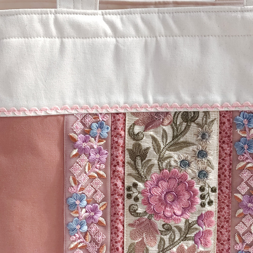 ☆春夏のトートバッグ(L)☆生成＆グリーン系パッチワークと刺繍リボン