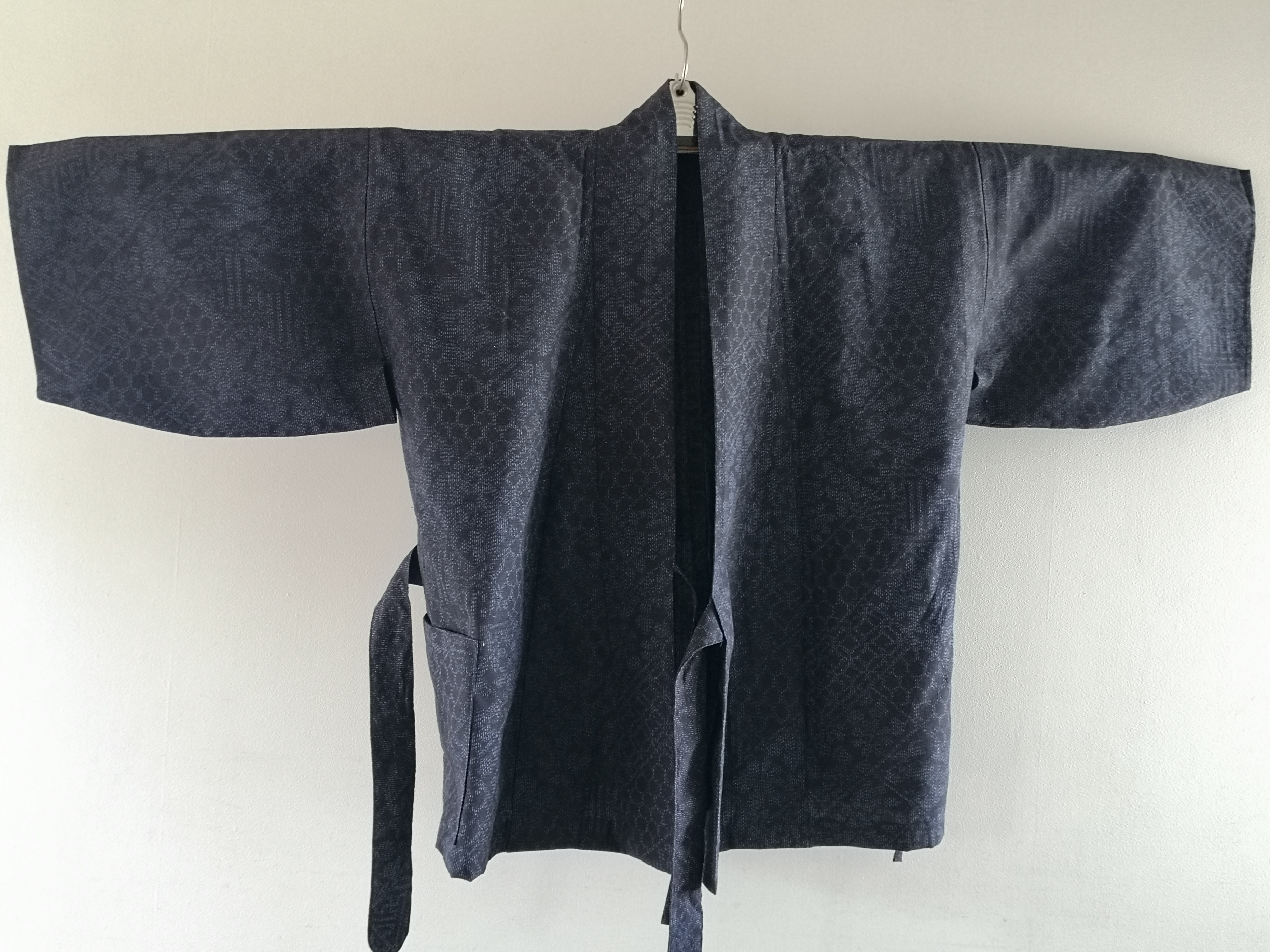 二部式上着　結城紬（紺桧垣吉祥花文）