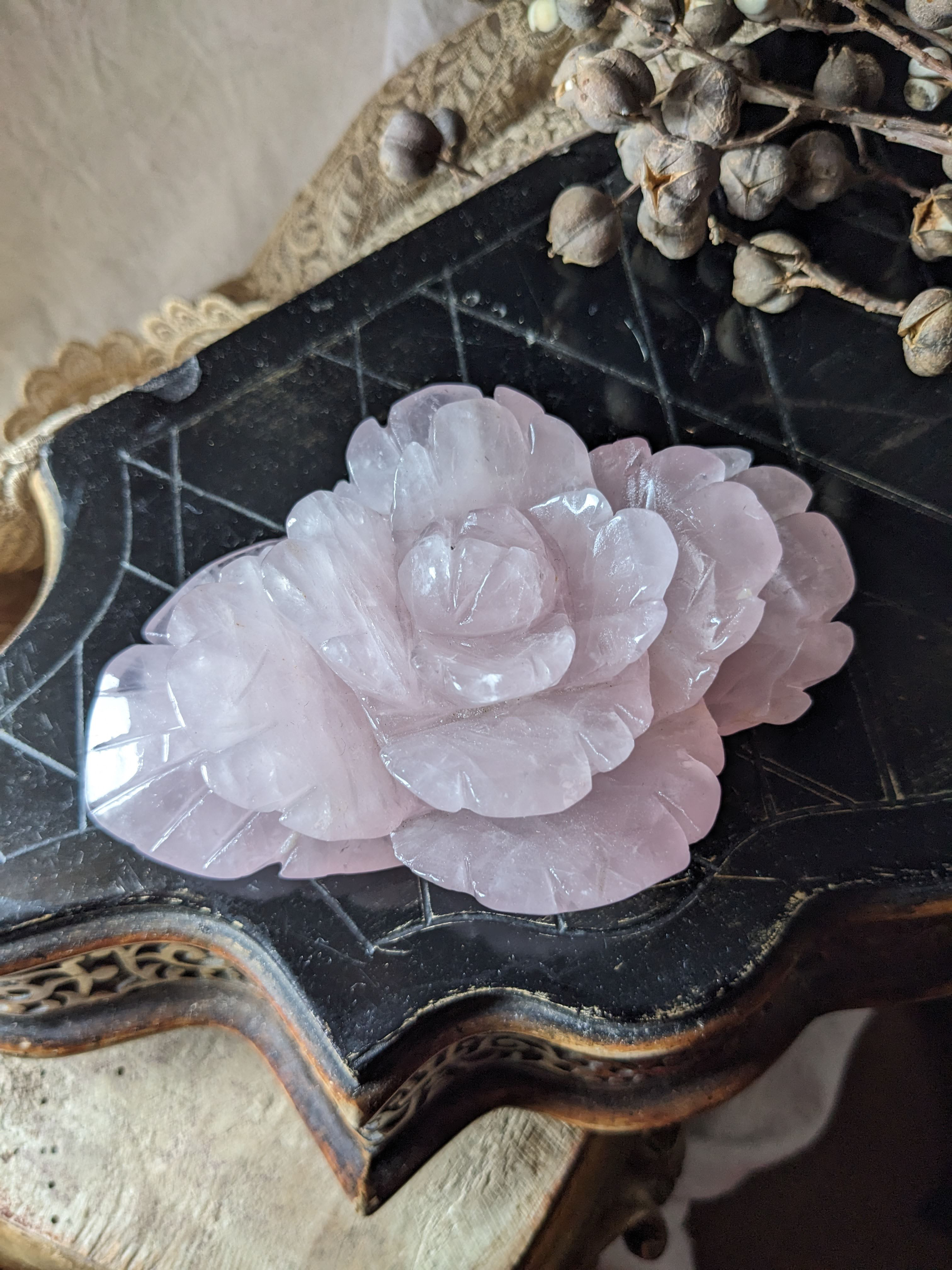 Rose Quartz｜ローズクォーツ・薔薇カービング（マダガスカル産）｜1点物｜約367g｜インテリアストーン