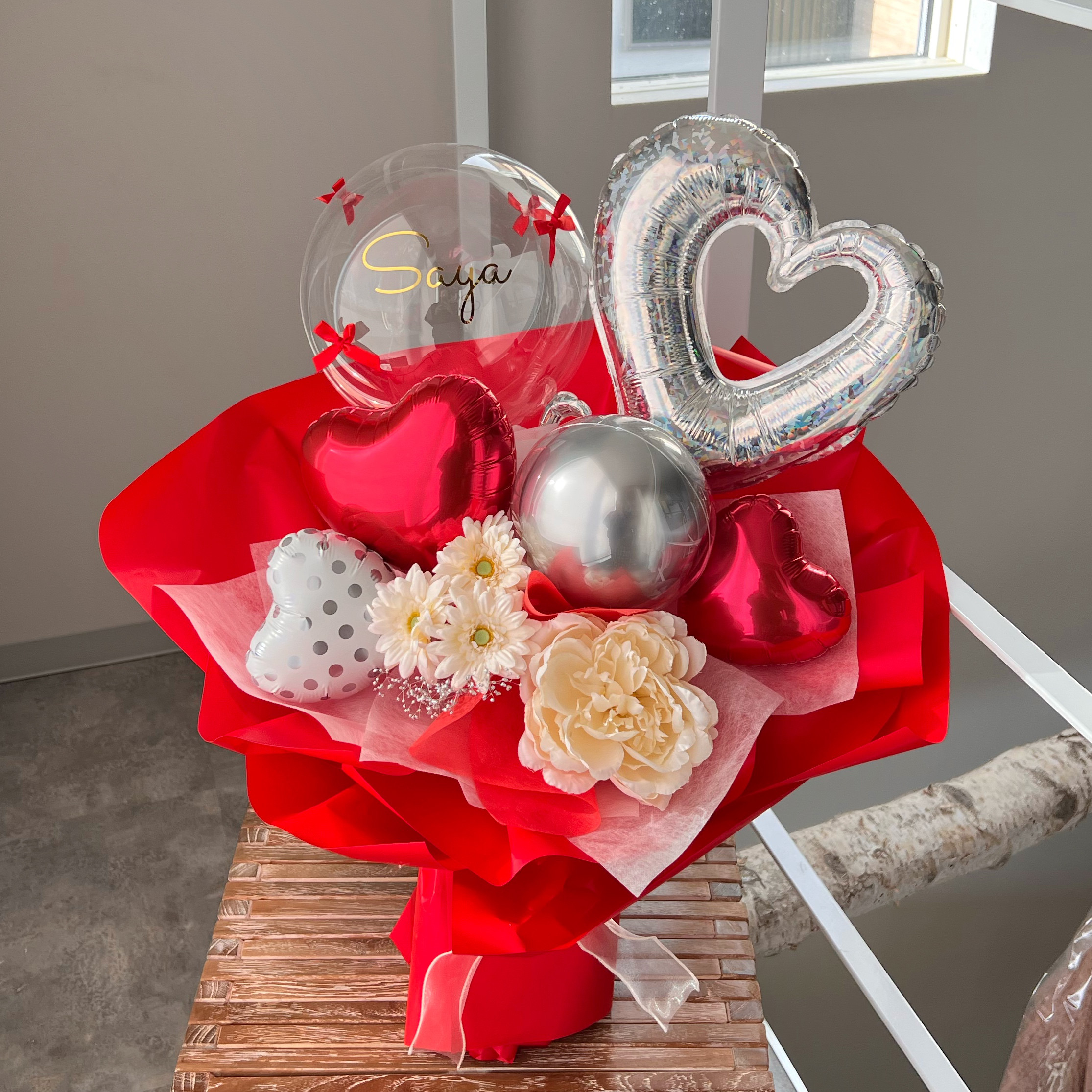 お花屋さんのバルーンフラワー　花束　B320 シルバー ドットレッド　成人式　卒業式　結婚祝い　誕生日　開店祝い　発表会