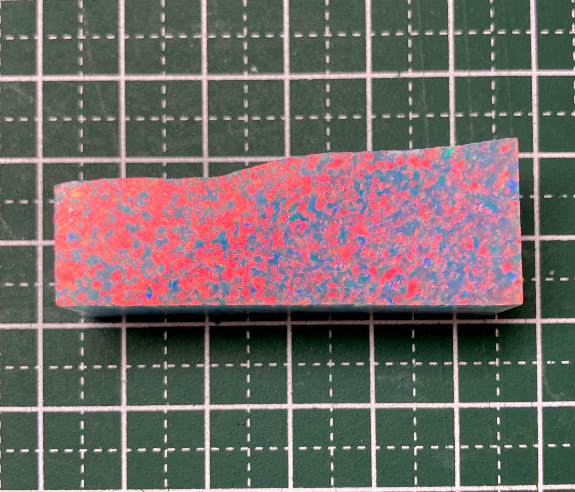 《人工オパール》(ネオンオパール) 原石 ターコイズ/赤斑 20.4g (樹脂含侵)