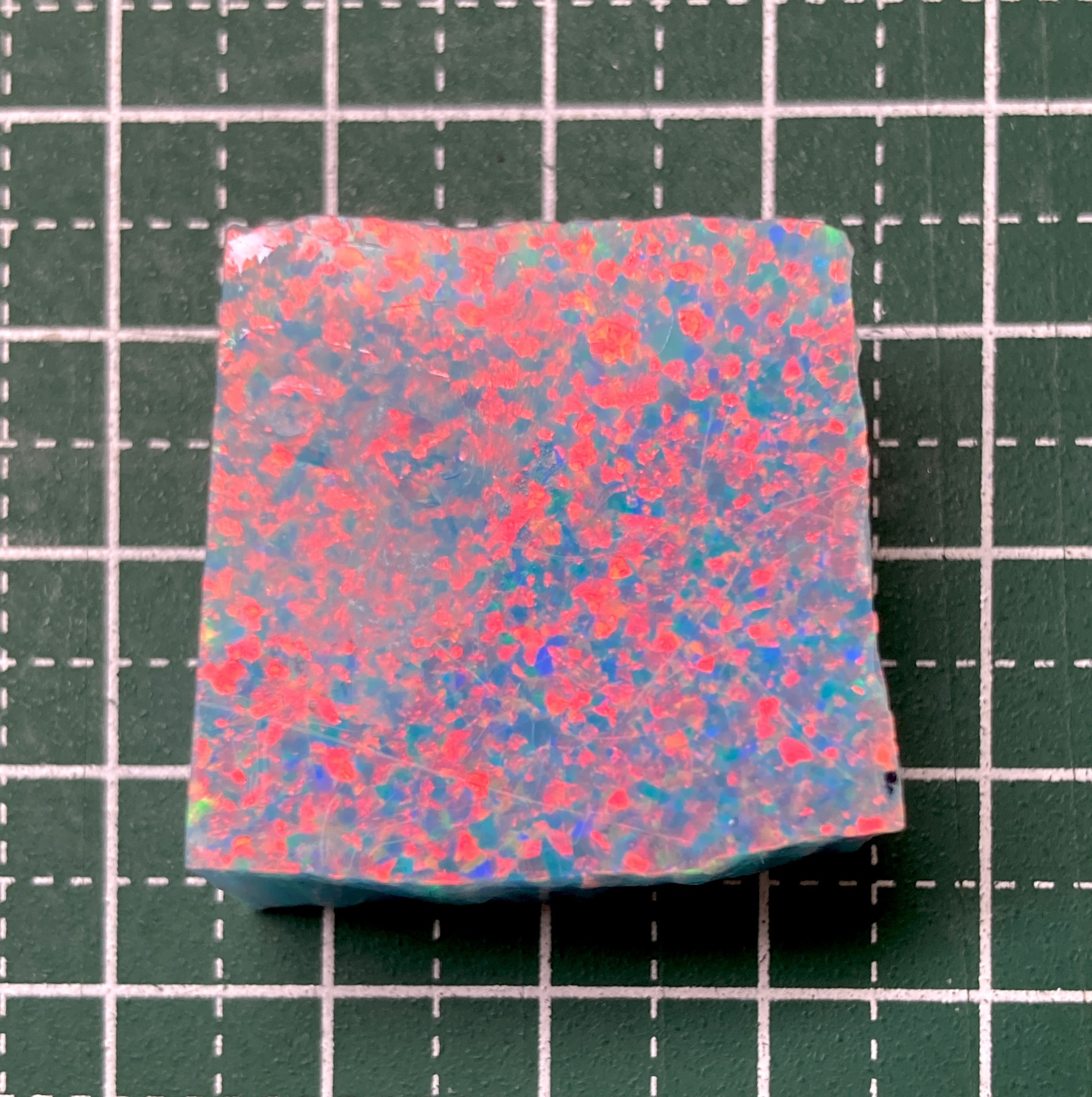 《人工オパール》(ネオンオパール) 原石 ターコイズ/赤斑 18.1g (樹脂含侵)