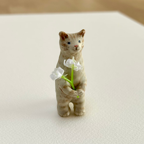 花束どうぞ」お守り猫【とっても小さい焼き物】信楽白土 茶トラ 立体