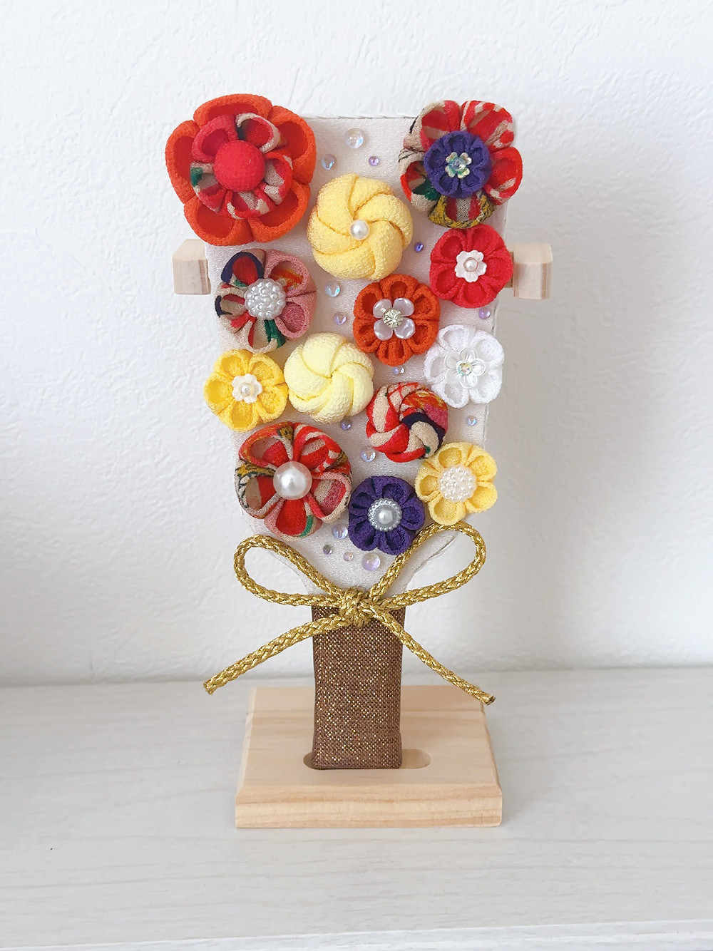 羽子板ver. 羽子板 雛人形 初節句 白 赤 椿 卓上 つまみ細工 花 出産祝い スタンド付き ひのき 雛祭り 飾り