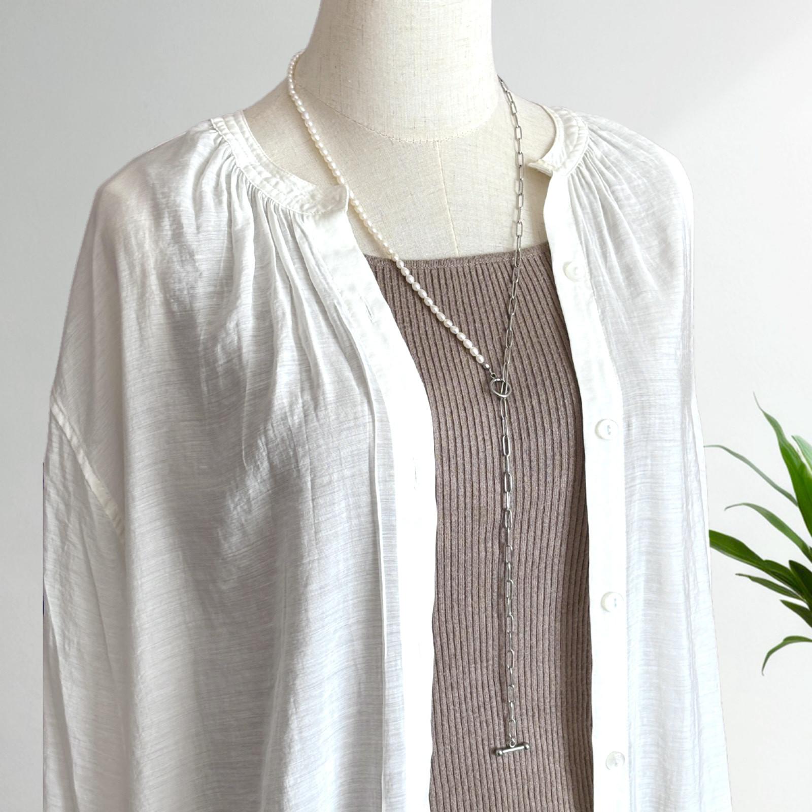 <シルバー> 艶ライスパールとチェーンのアシンメトリーロングネックレス　ステンレス／マンテル