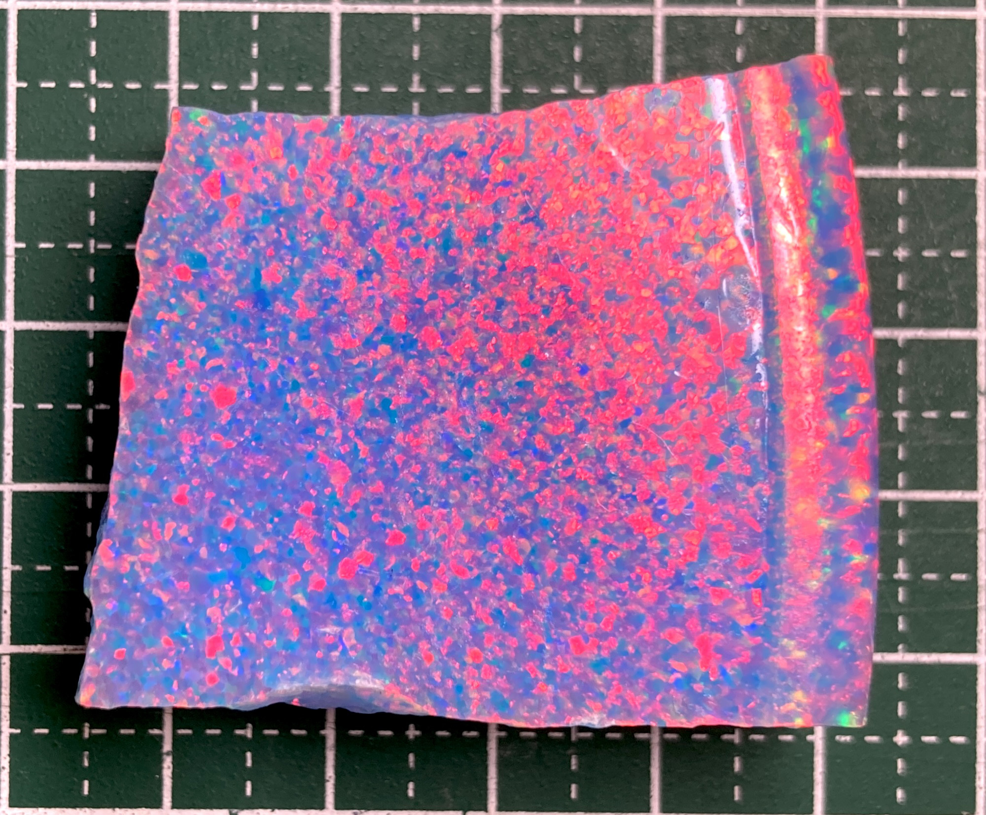 《人工オパール》(ネオンオパール) 原石 ライトブルー/赤斑 39.5g (樹脂含侵)