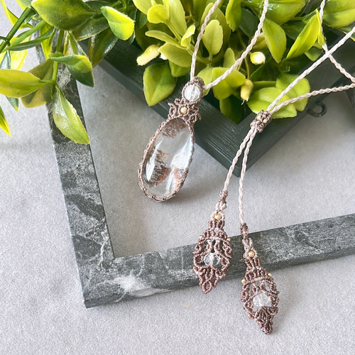 癒しの庭園「ガーデンクオーツ」ドロップ型マクラメペンダント【天然石