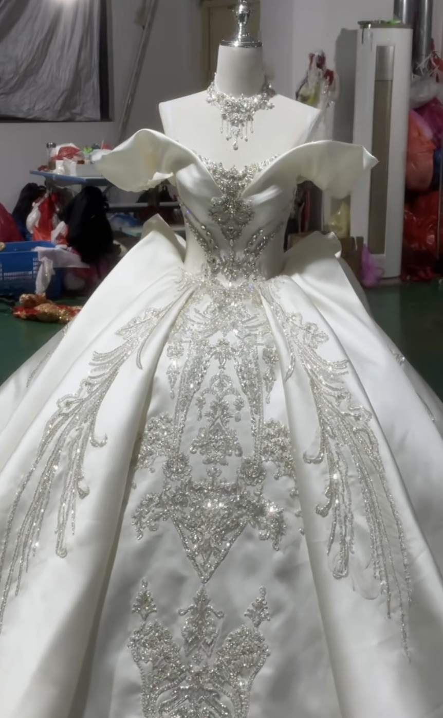 送料無料　大人気ウェディングドレス　オフショルダー　二の腕カバー　白オフホワイト　ブライダル　裾引きにレース　前撮り二次