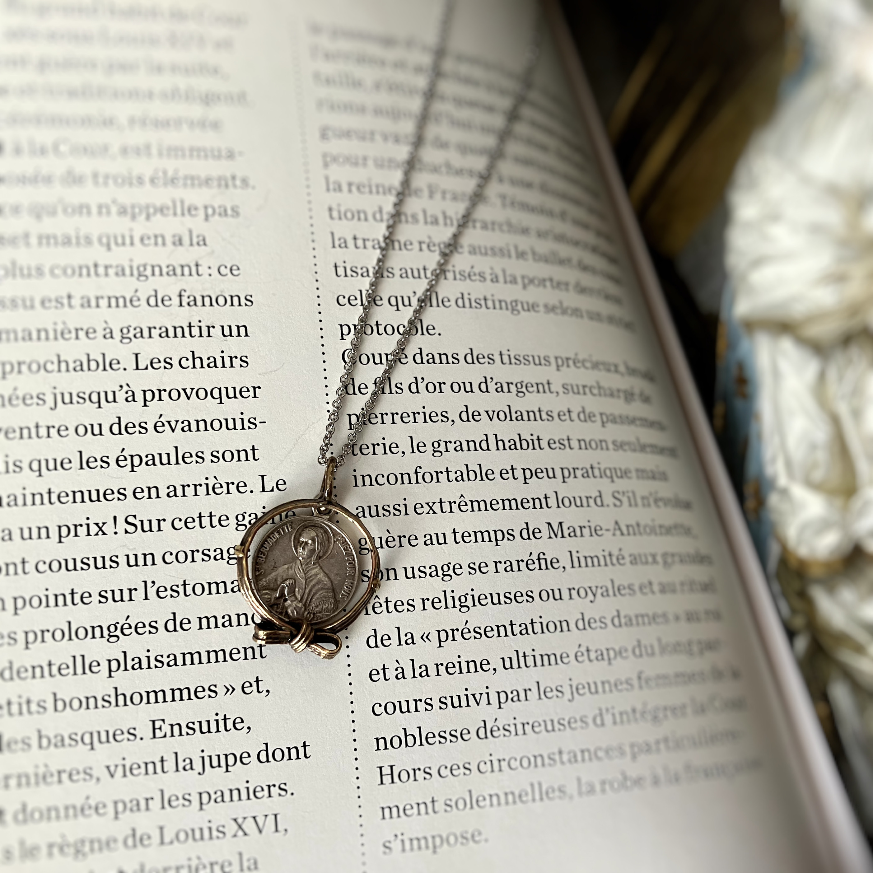 [Fontaine de Lourdes] necklace - silver antique Ribbon