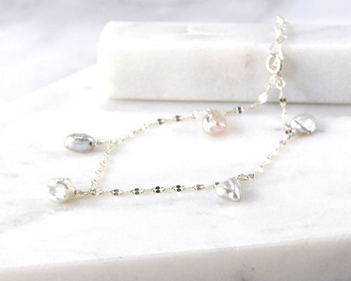 【Ruby】天然ケシパールのマンテルブレスレット 春光のゆらぎ ― シルバーケシパール ステーションブレスレット SV925