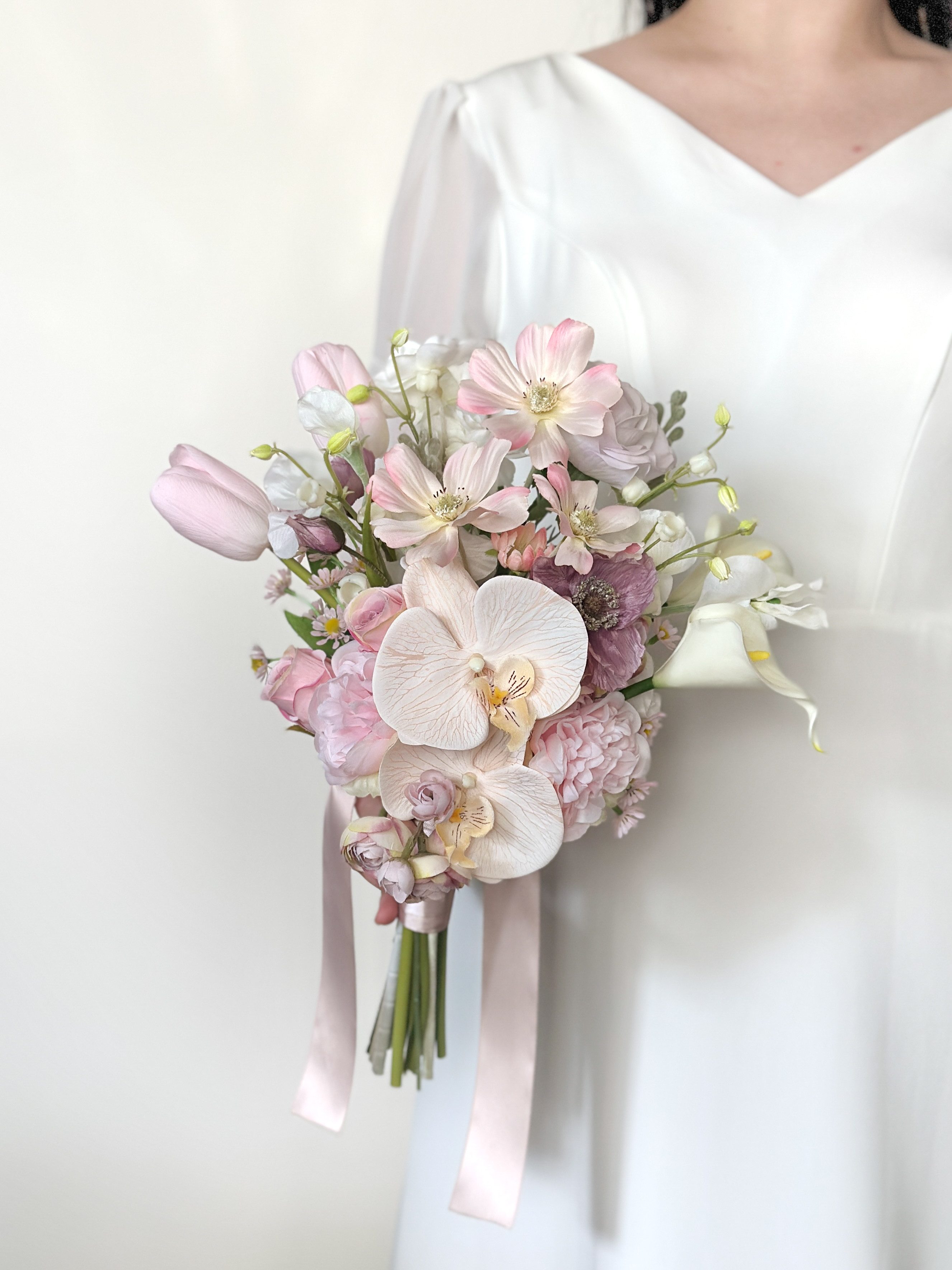 【受注生産・5日以内の発送】胡蝶蘭とチューリップのワンサイド・ウェディングブーケ　うすピンク×パープル 5,460円
