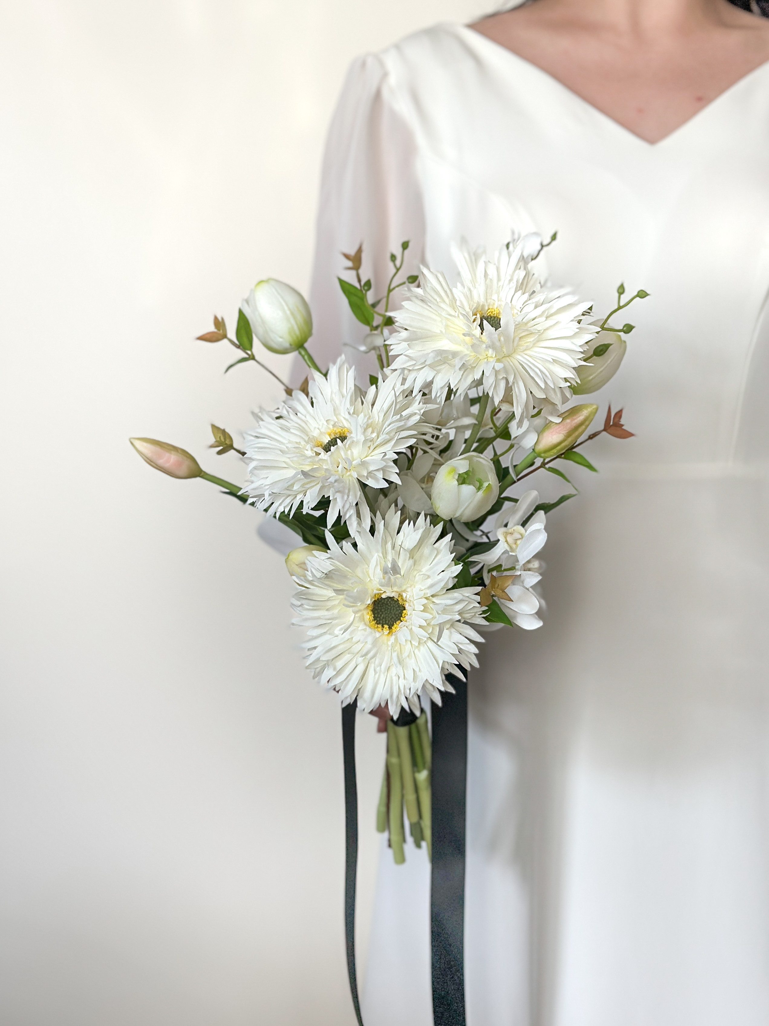【受注生産・10日以内の発送】ホワイト　スパイダーガーベラのワンサイドブーケ